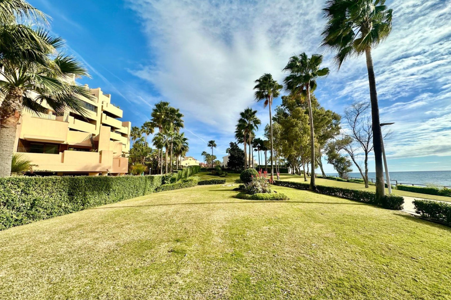 Resale - Apartment - Middle Floor Apartment - Estepona - Estepona Centro