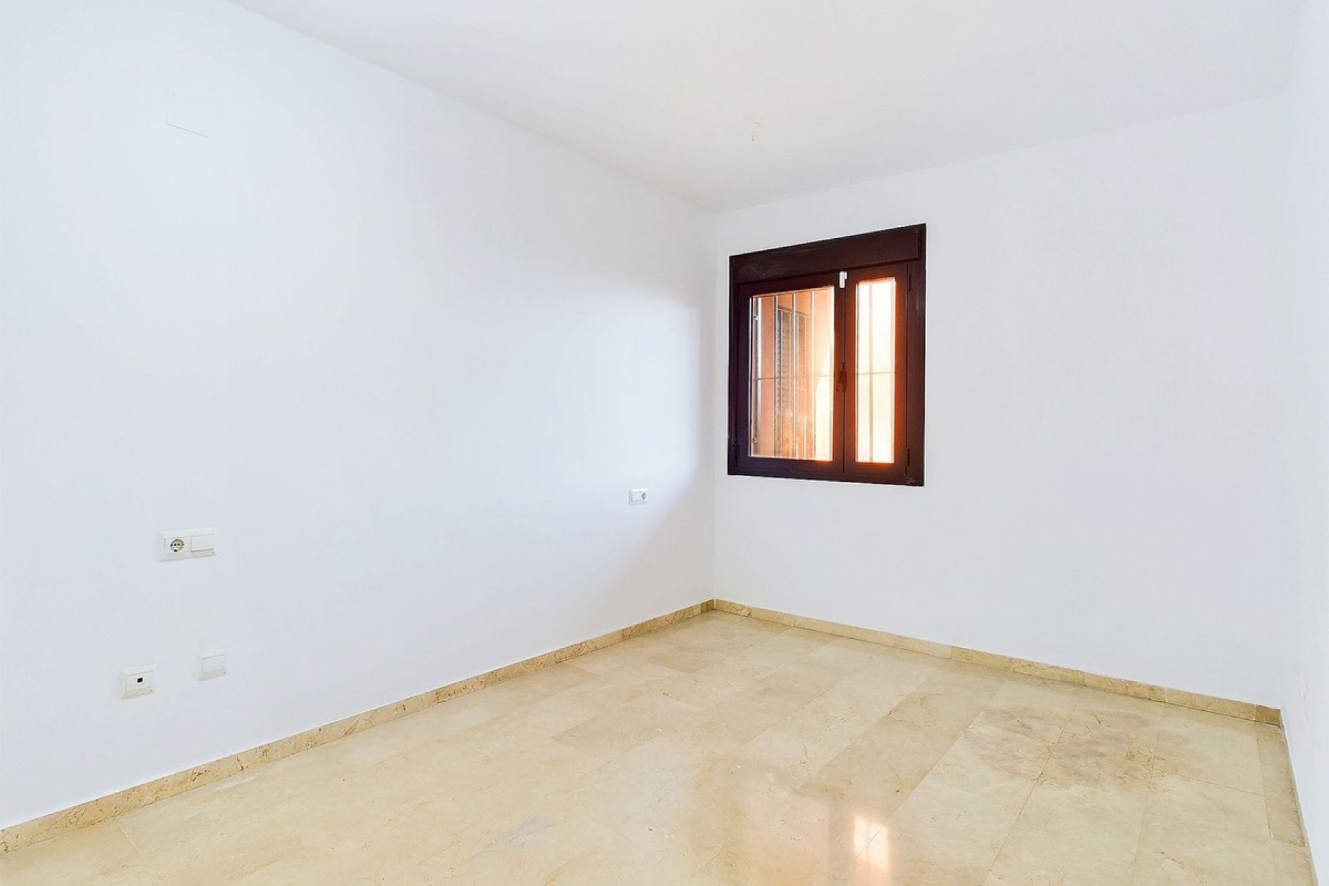 Resale - Apartment - Middle Floor Apartment - Estepona - Estepona Centro