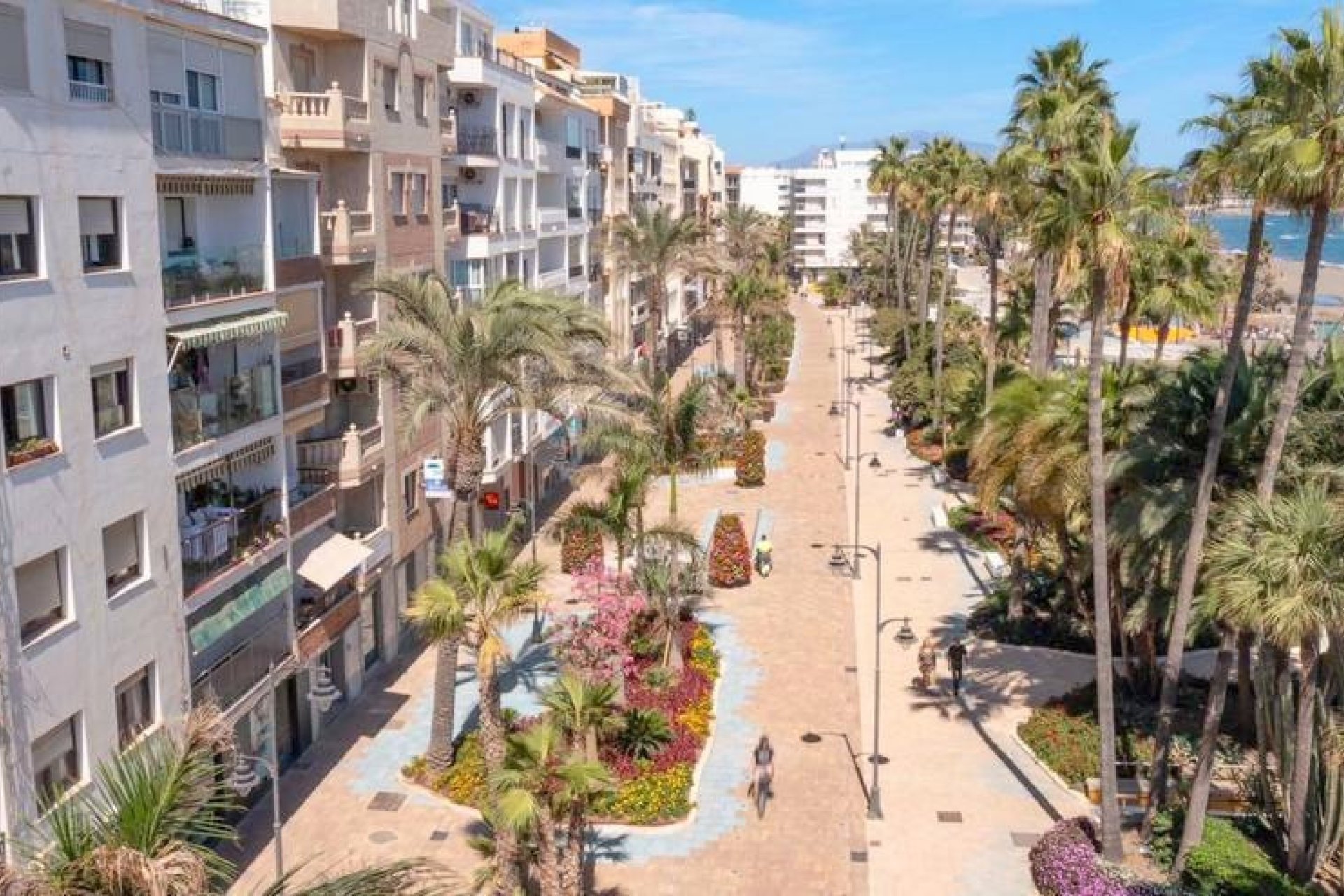 Resale - Apartment - Middle Floor Apartment - Estepona - Estepona Centro