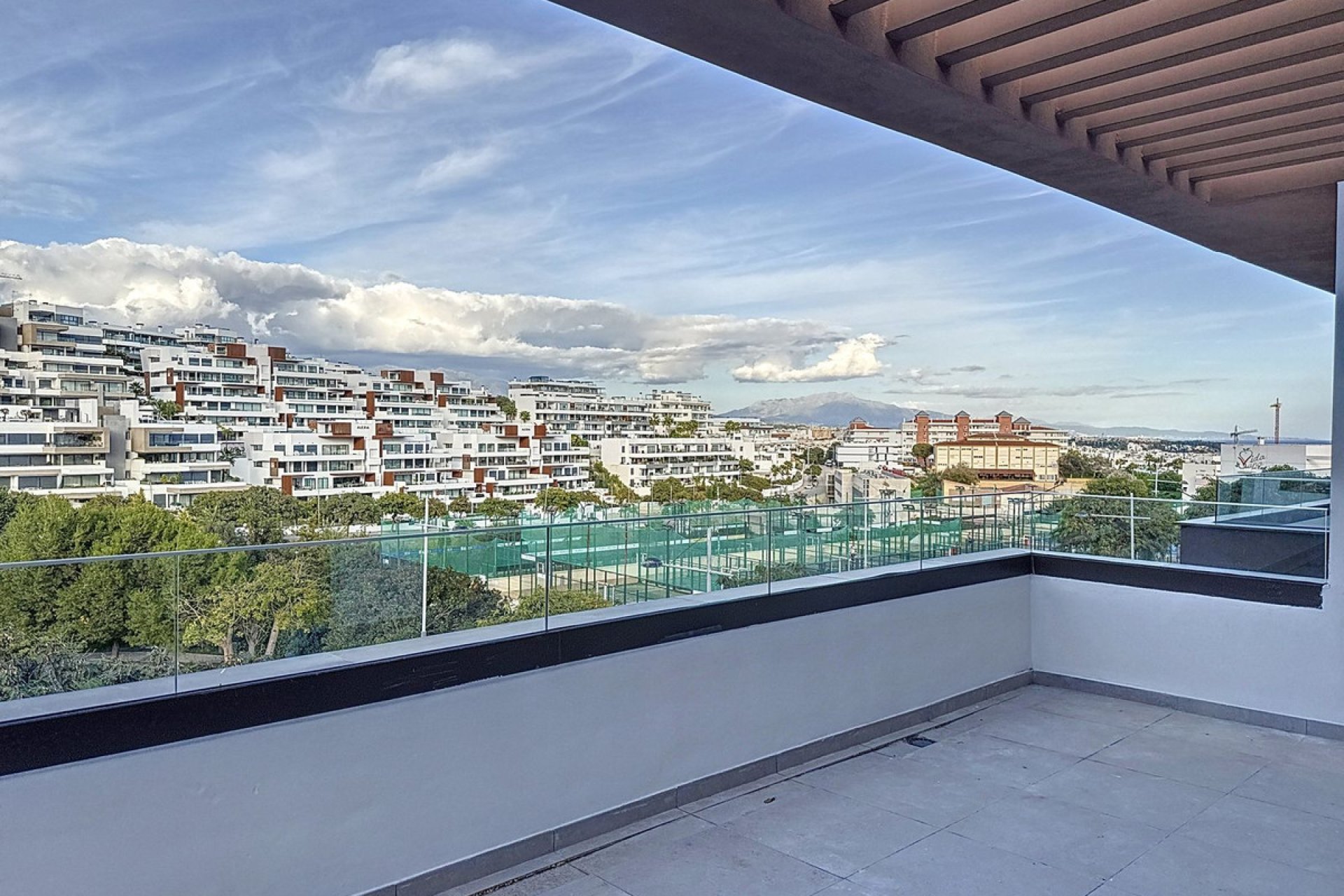 Resale - Apartment - Middle Floor Apartment - Estepona - Estepona Centro