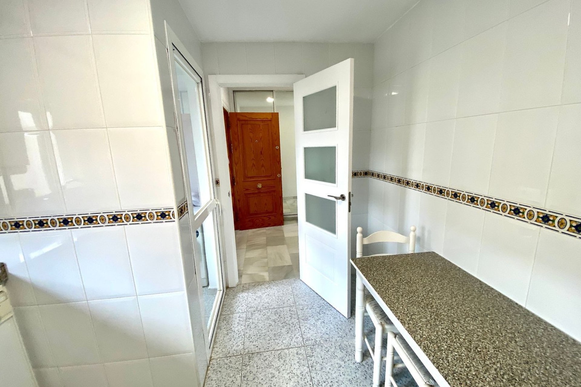 Resale - Apartment - Middle Floor Apartment - Estepona - Estepona Centro