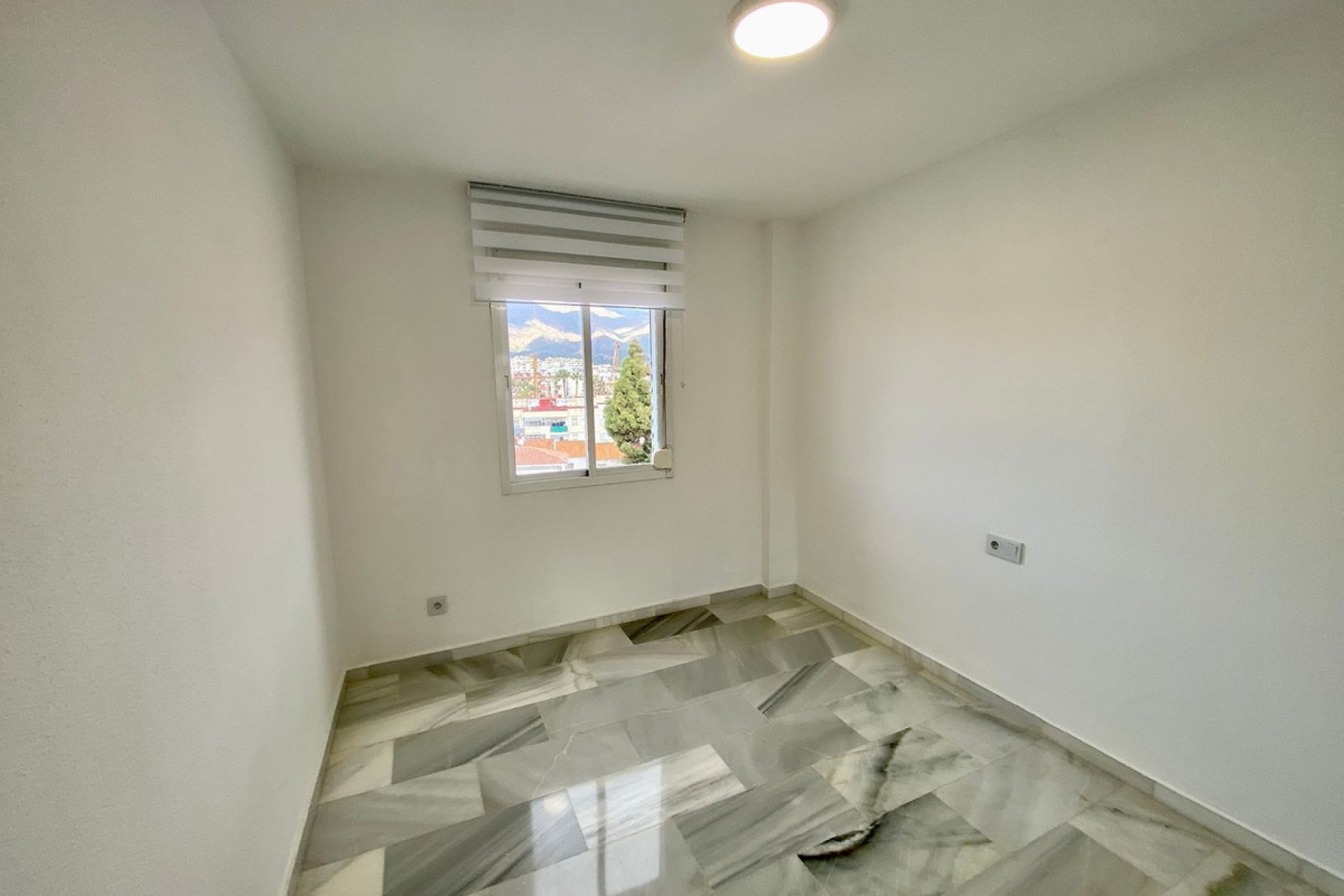 Resale - Apartment - Middle Floor Apartment - Estepona - Estepona Centro