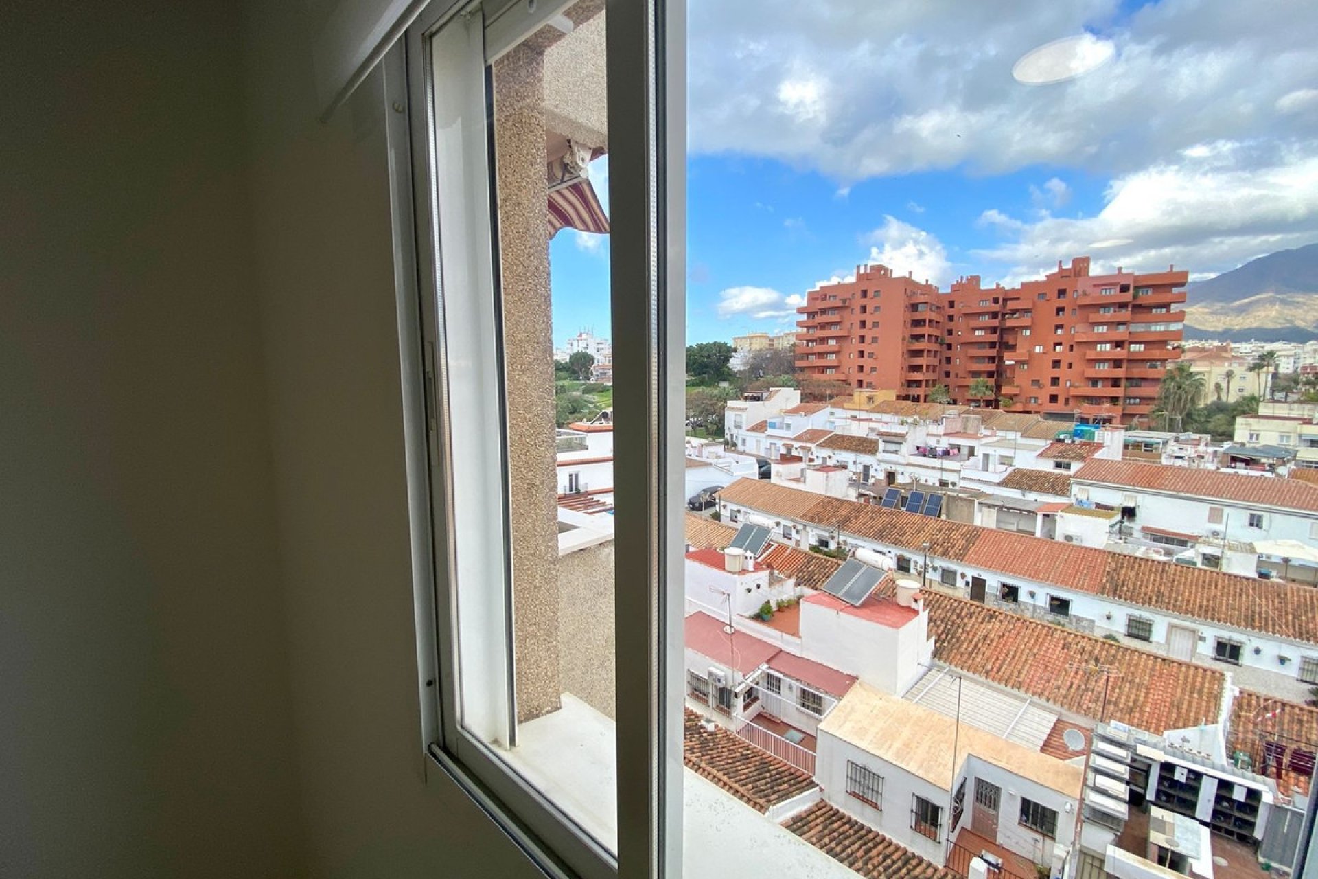 Resale - Apartment - Middle Floor Apartment - Estepona - Estepona Centro