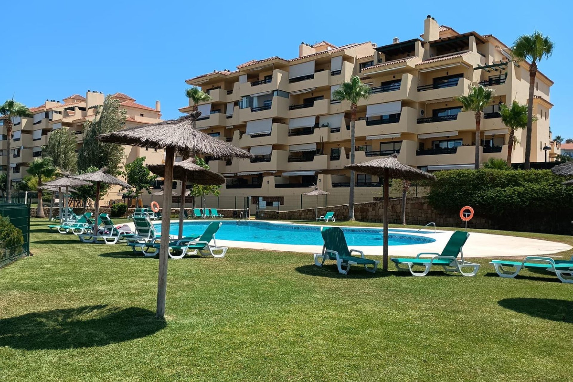 Resale - Apartment - Middle Floor Apartment - Estepona - Estepona Centro