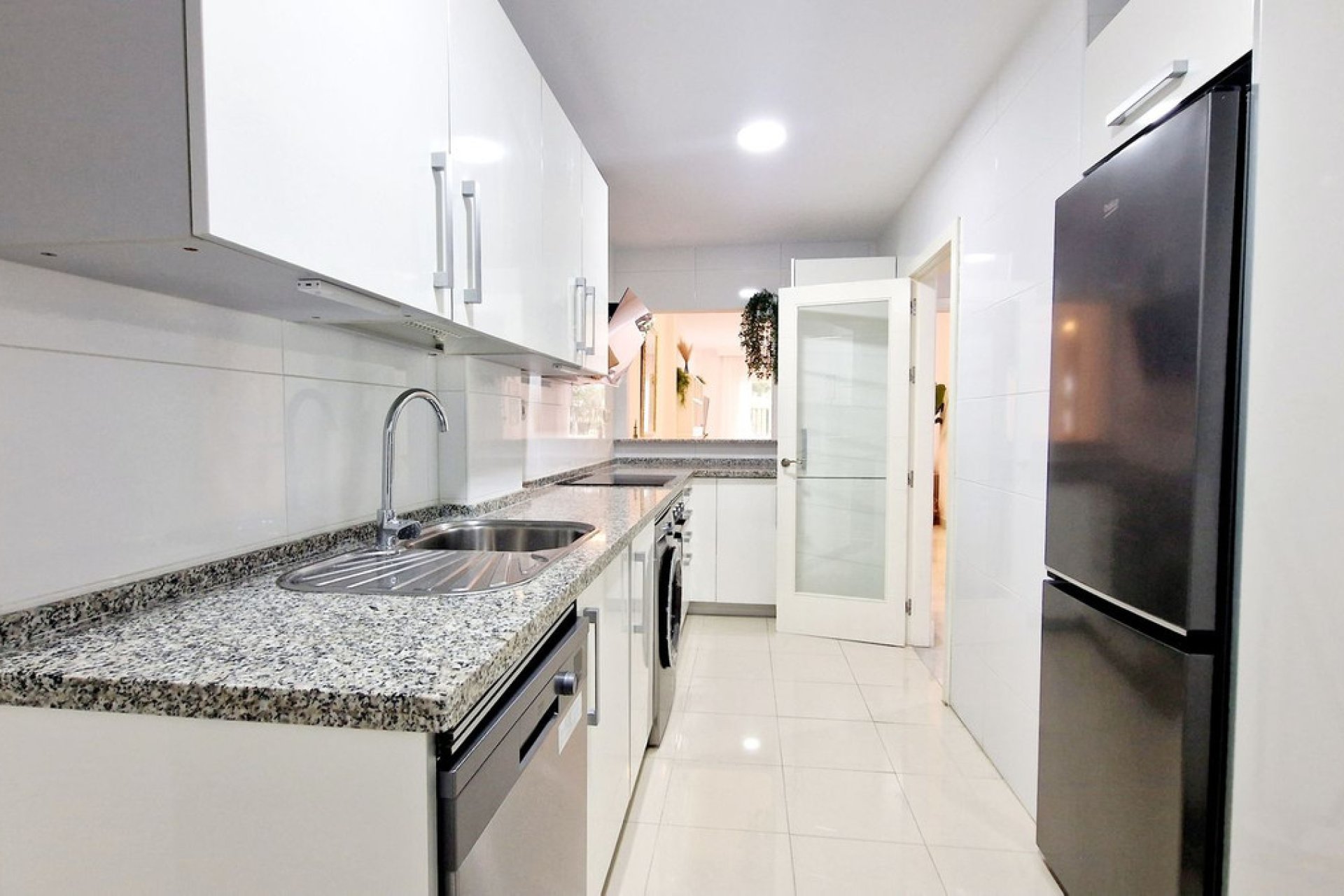 Resale - Apartment - Middle Floor Apartment - Estepona - Estepona Centro