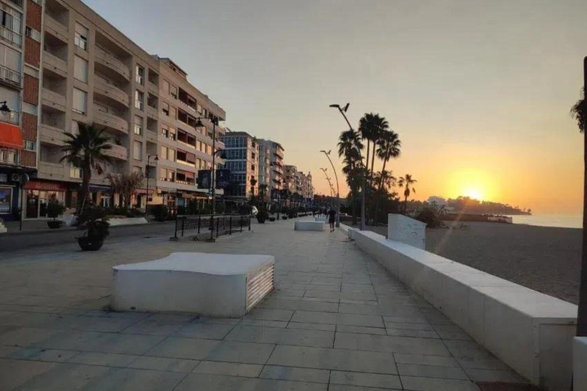 Resale - Apartment - Middle Floor Apartment - Estepona - Estepona Centro