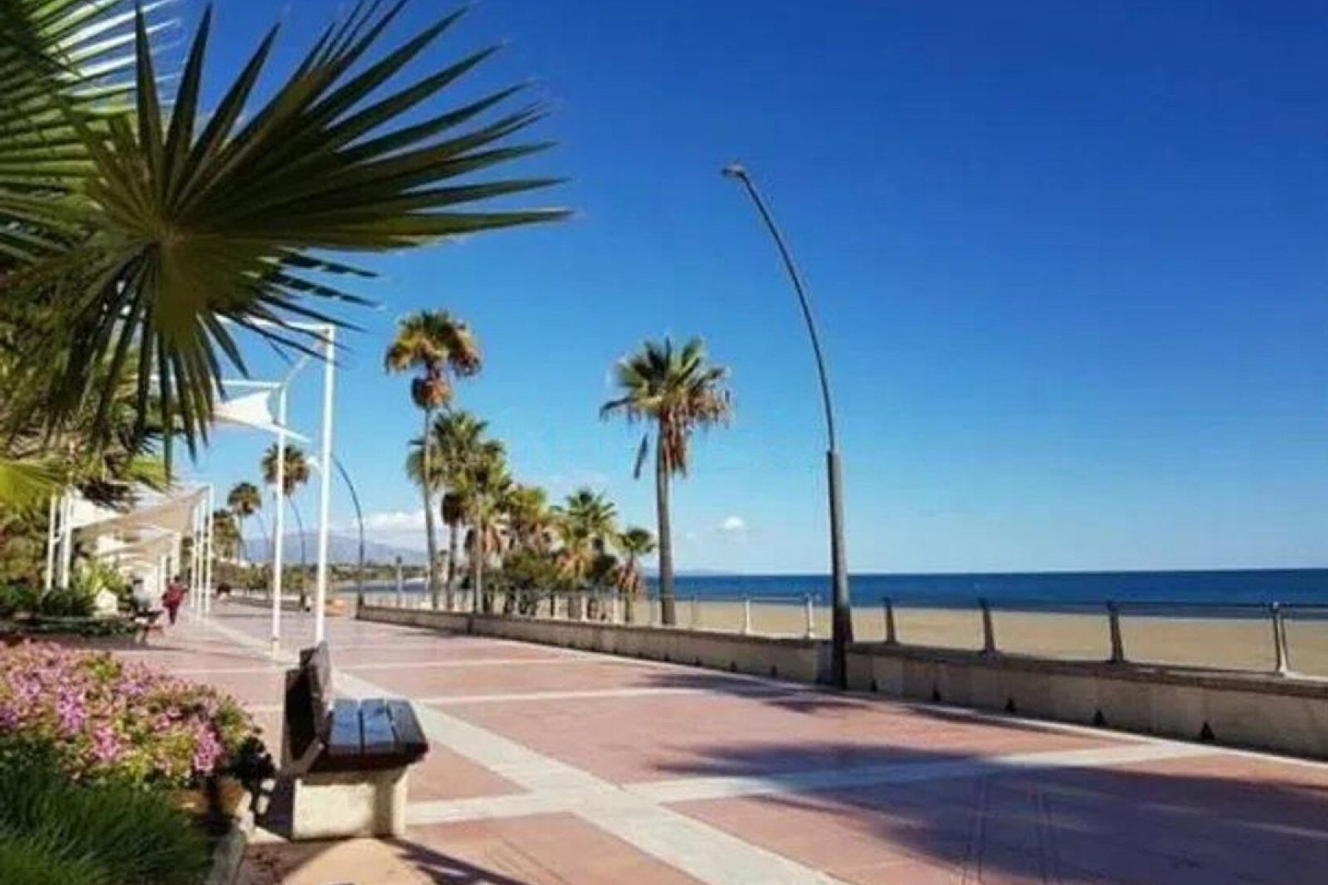 Resale - Apartment - Middle Floor Apartment - Estepona - Estepona Centro