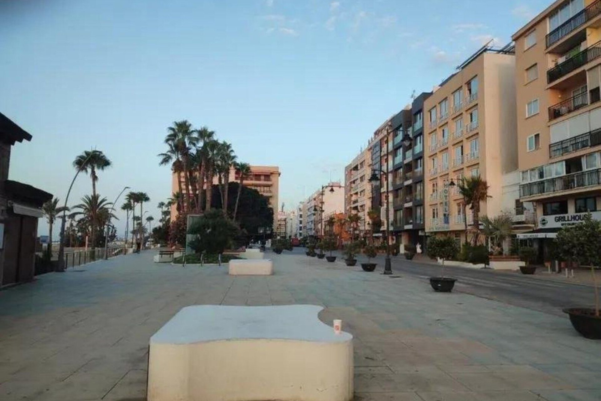 Resale - Apartment - Middle Floor Apartment - Estepona - Estepona Centro