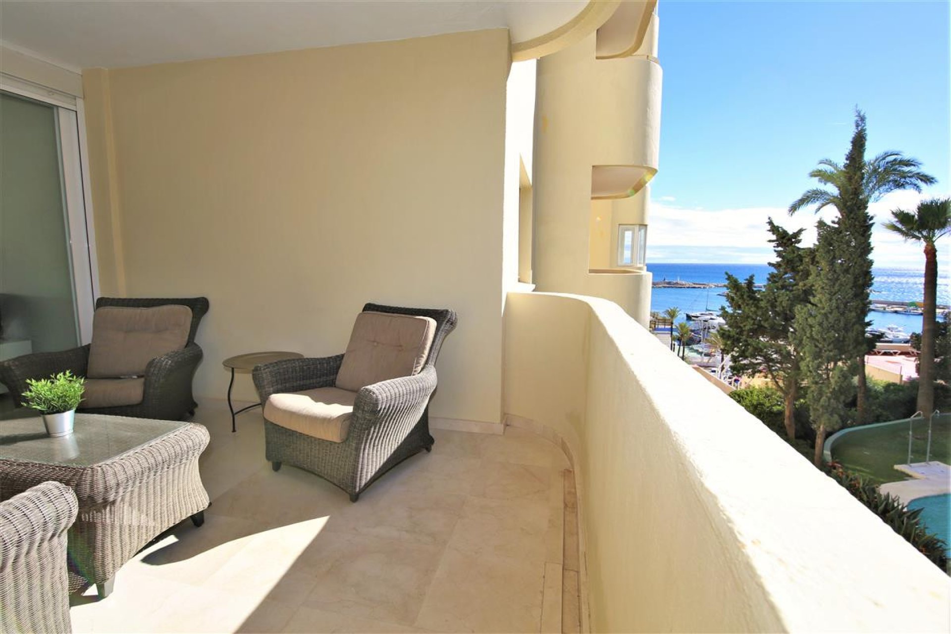 Resale - Apartment - Middle Floor Apartment - Estepona - Estepona Centro