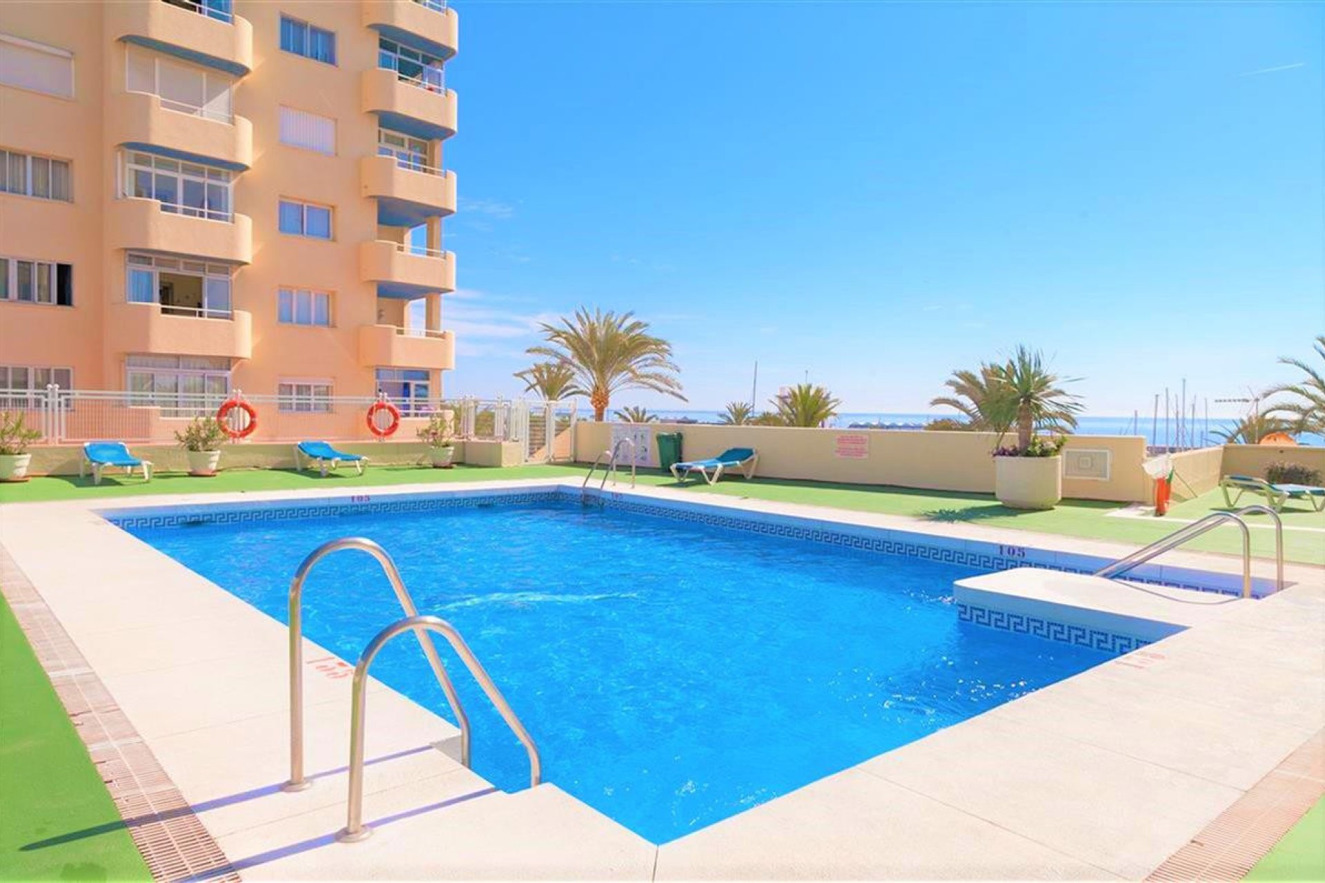 Resale - Apartment - Middle Floor Apartment - Estepona - Estepona Centro