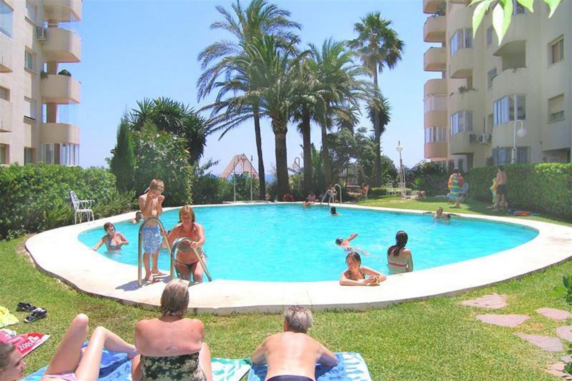 Resale - Apartment - Middle Floor Apartment - Estepona - Estepona Centro