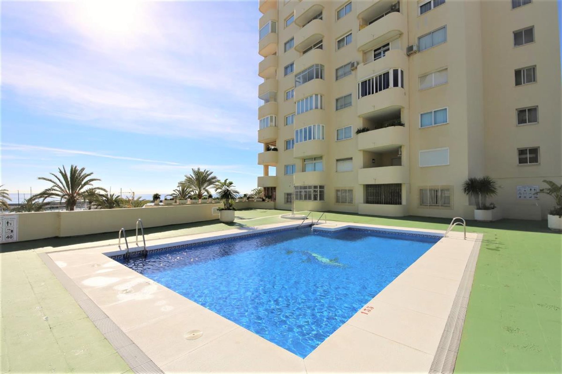 Resale - Apartment - Middle Floor Apartment - Estepona - Estepona Centro