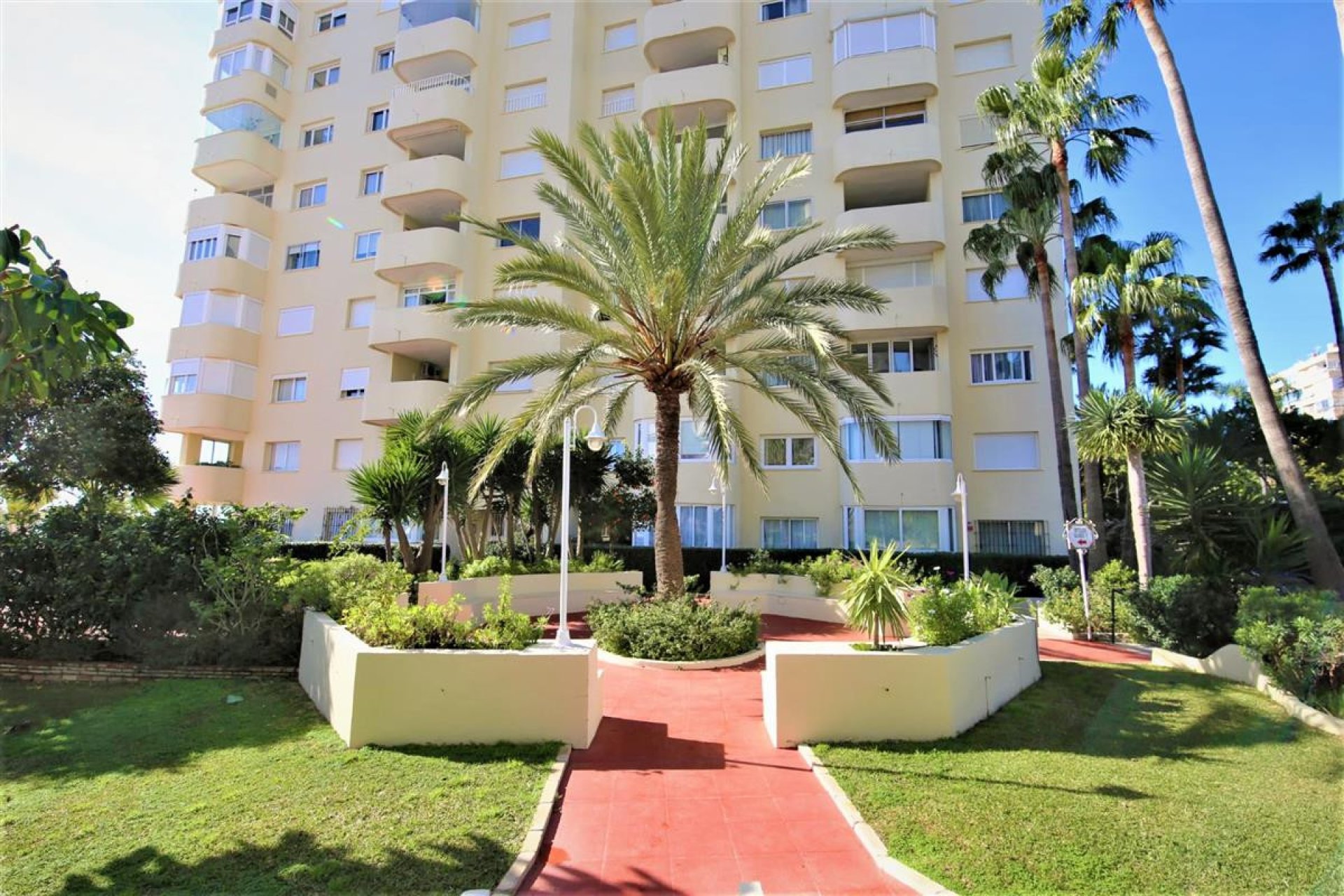 Resale - Apartment - Middle Floor Apartment - Estepona - Estepona Centro