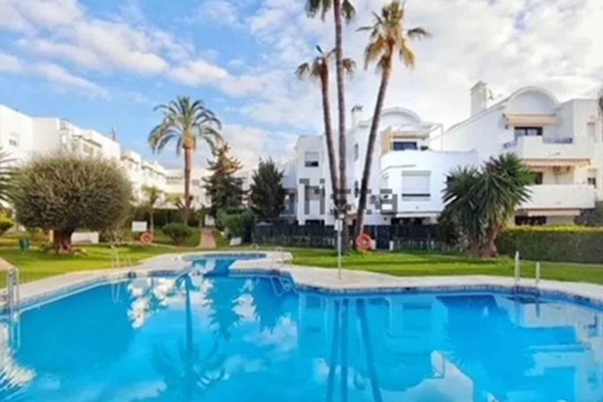 Resale - Apartment - Middle Floor Apartment - Estepona - Estepona Centro