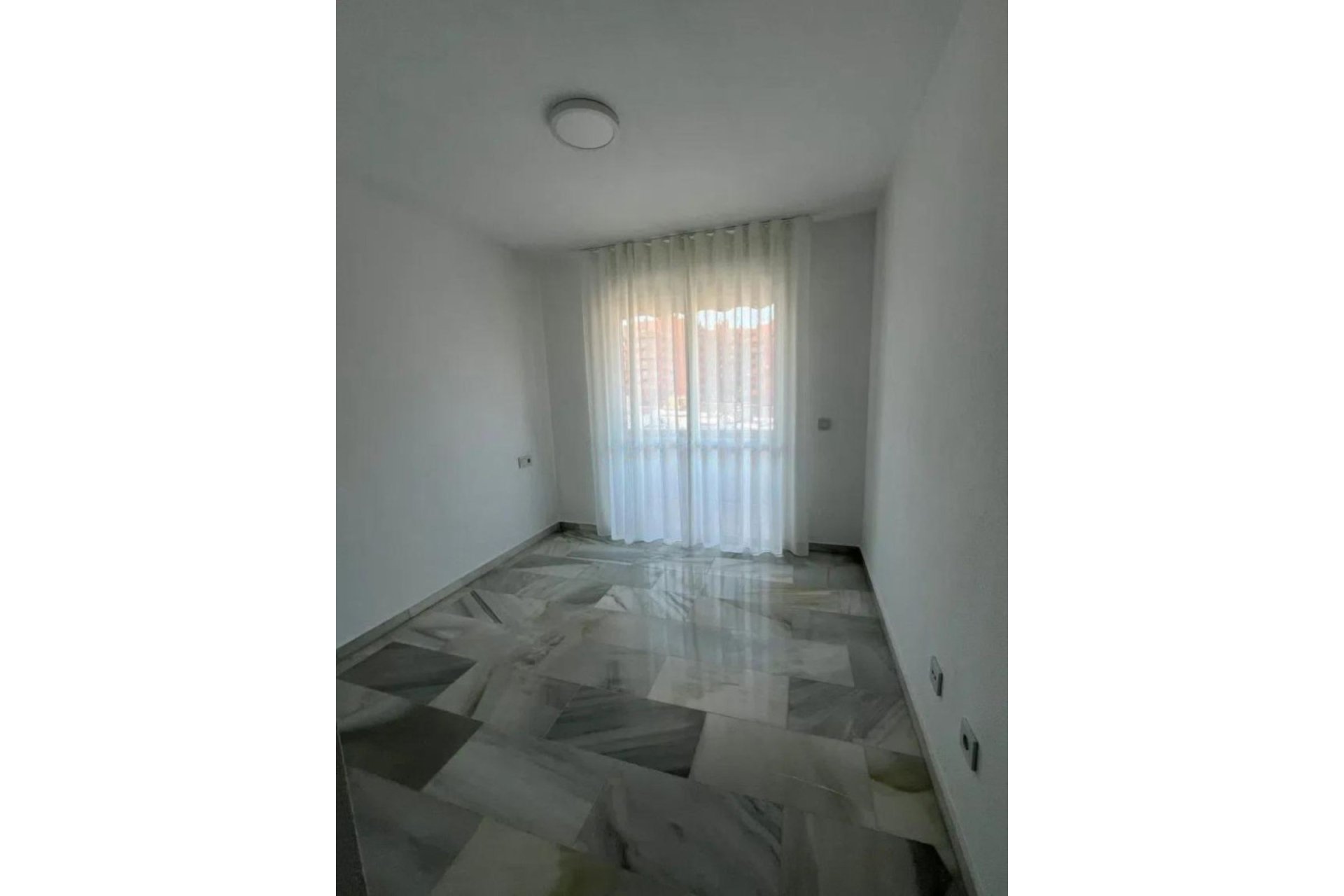 Resale - Apartment - Middle Floor Apartment - Estepona - Estepona Centro