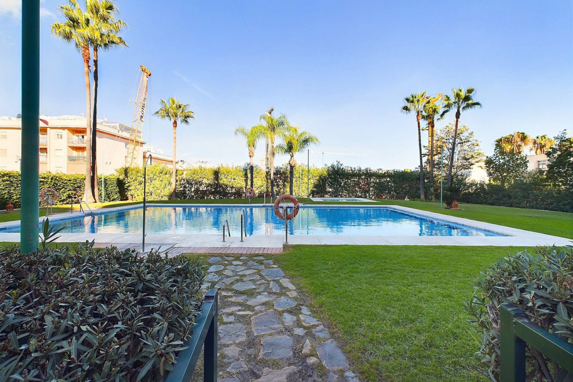 Resale - Apartment - Middle Floor Apartment - Estepona - Estepona Centro