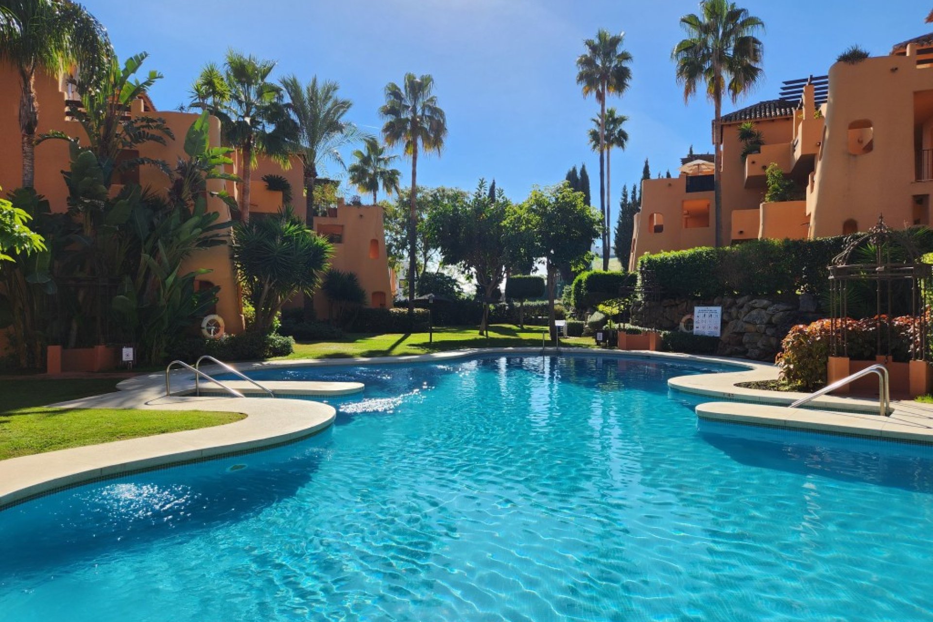 Resale - Apartment - Middle Floor Apartment - Estepona - Estepona Centro