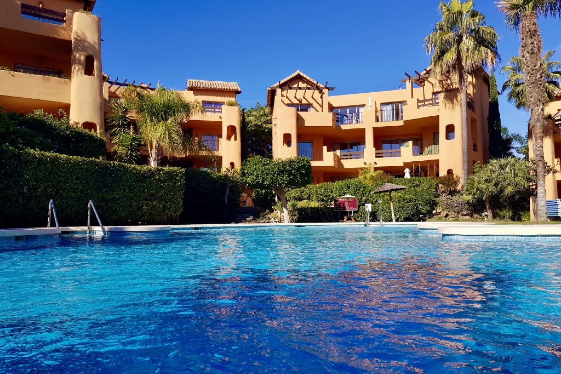 Resale - Apartment - Middle Floor Apartment - Estepona - Estepona Centro