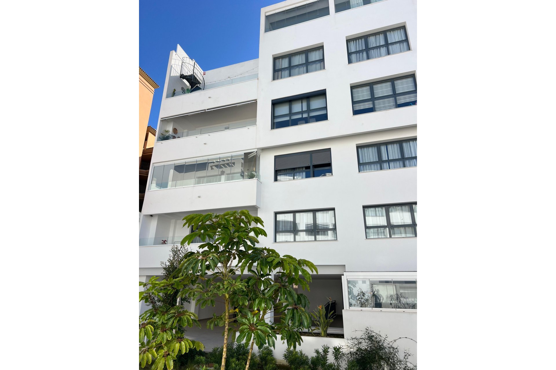 Resale - Apartment - Middle Floor Apartment - Estepona - Estepona Centro