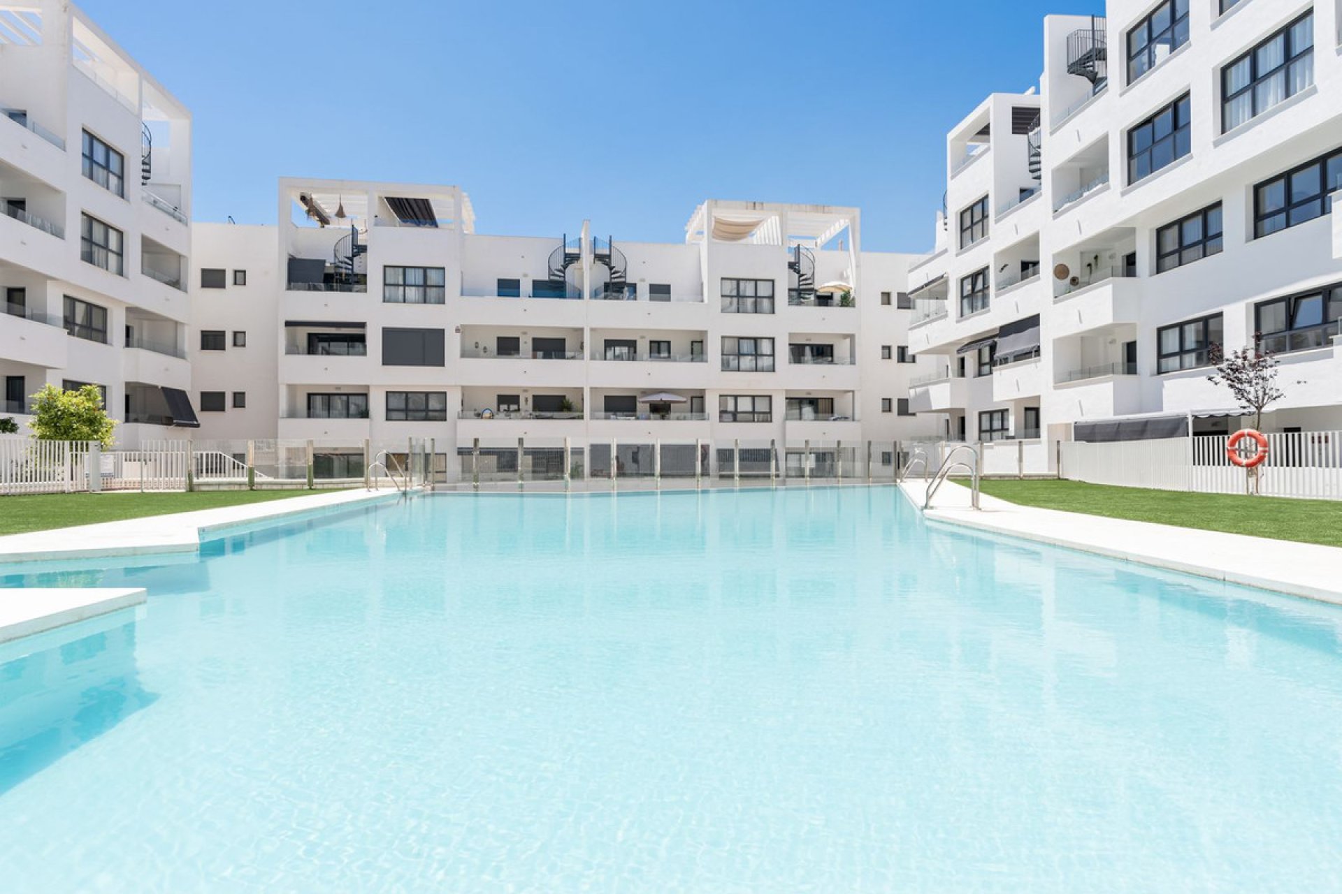 Resale - Apartment - Middle Floor Apartment - Estepona - Estepona Centro