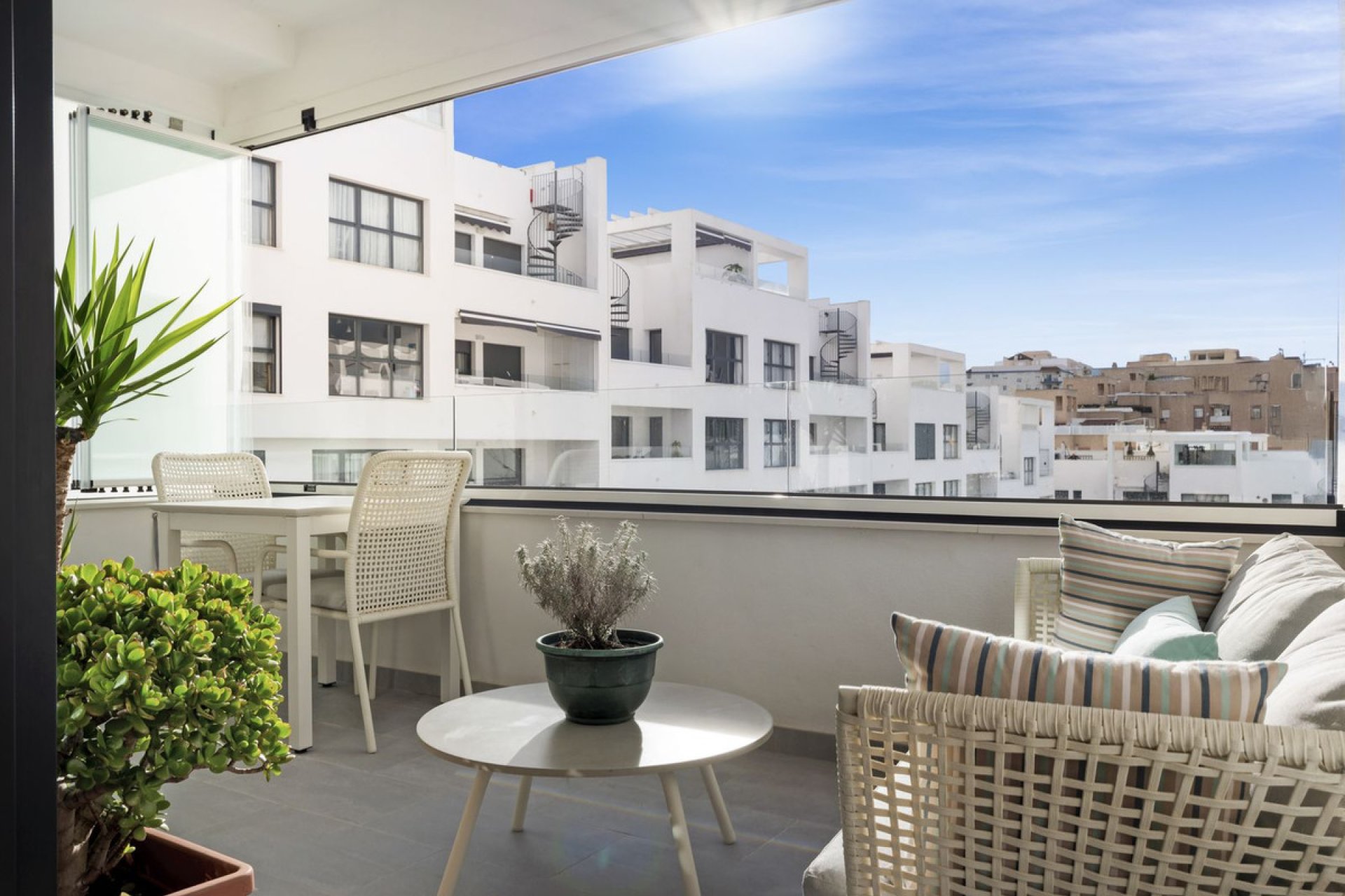 Resale - Apartment - Middle Floor Apartment - Estepona - Estepona Centro