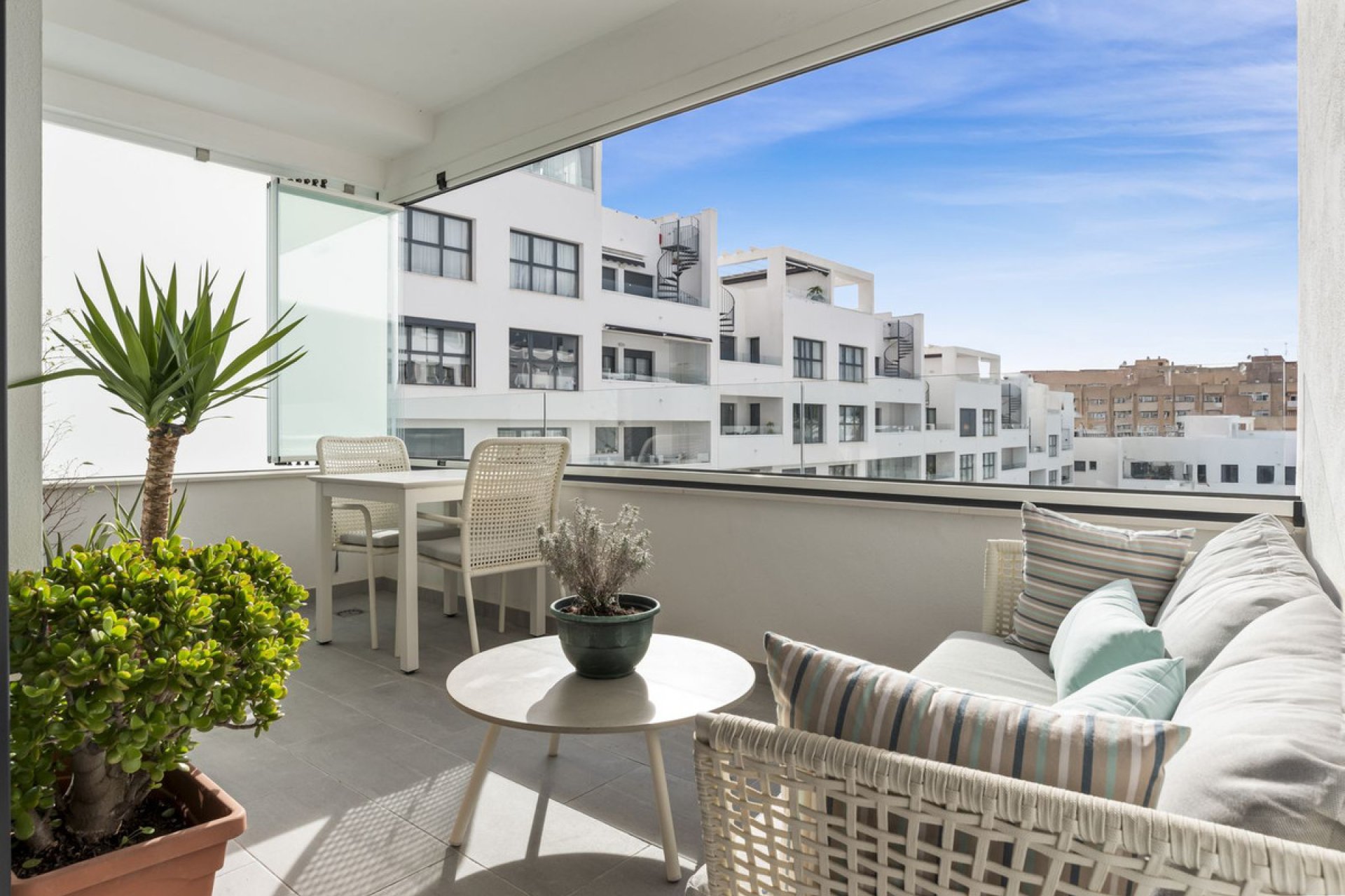 Resale - Apartment - Middle Floor Apartment - Estepona - Estepona Centro