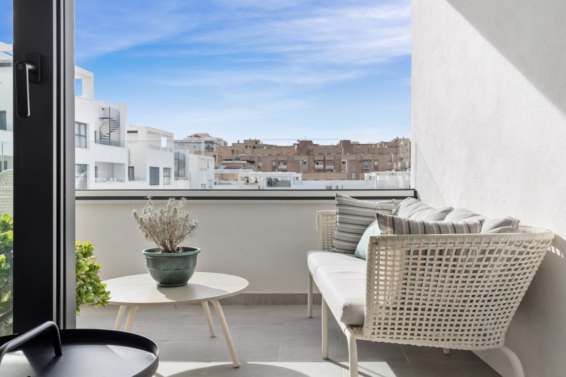 Resale - Apartment - Middle Floor Apartment - Estepona - Estepona Centro