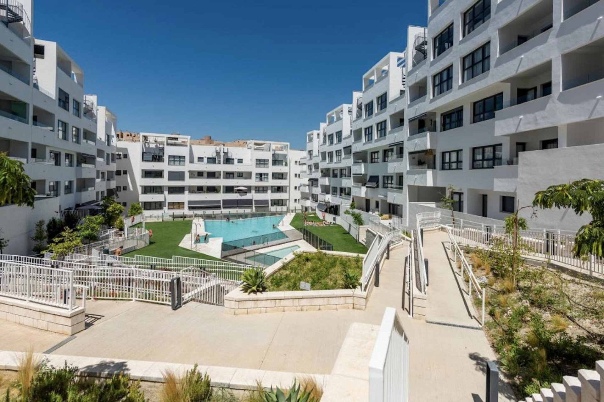 Resale - Apartment - Middle Floor Apartment - Estepona - Estepona Centro