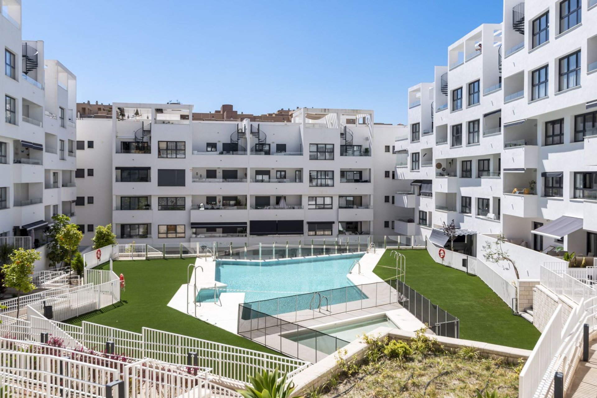 Resale - Apartment - Middle Floor Apartment - Estepona - Estepona Centro