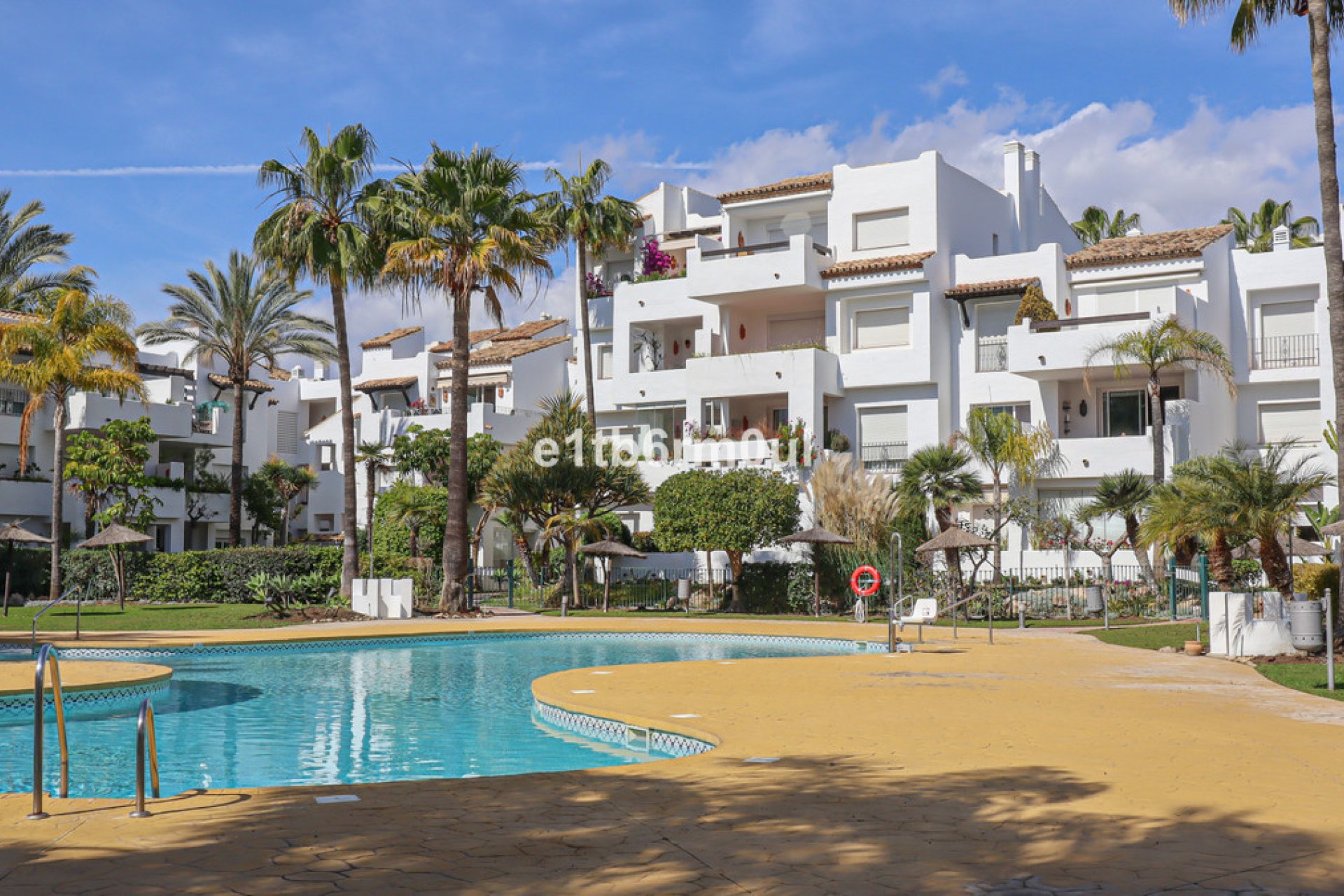 Resale - Apartment - Middle Floor Apartment - Estepona - Estepona Centro