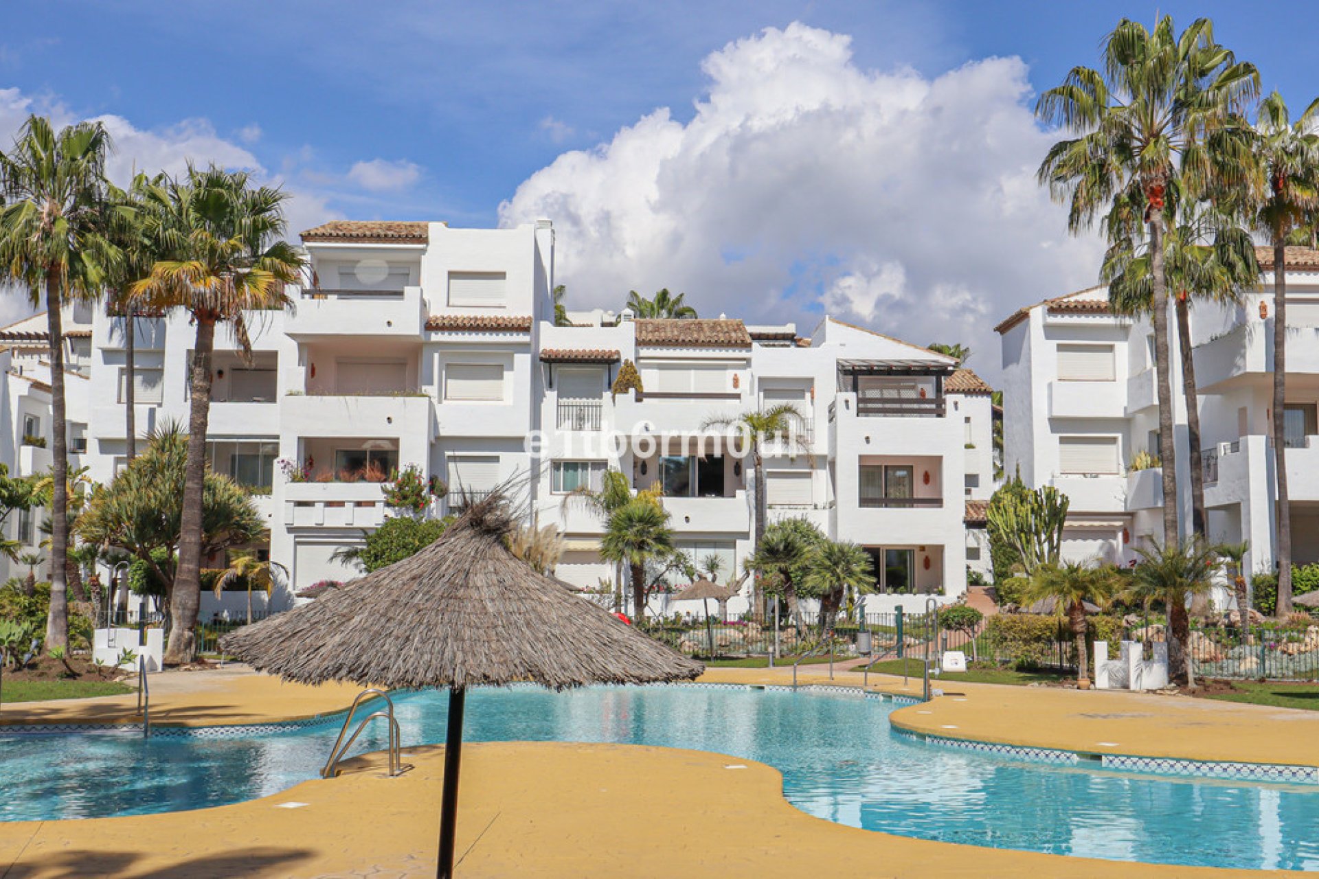 Resale - Apartment - Middle Floor Apartment - Estepona - Estepona Centro