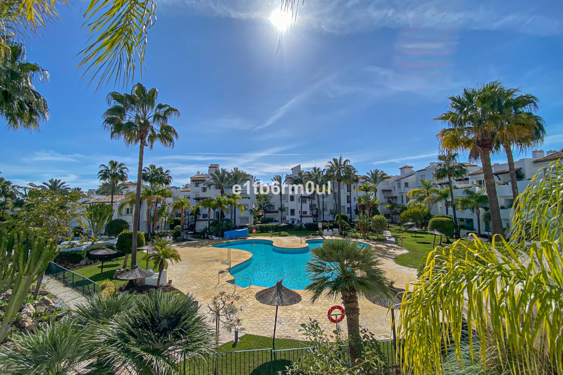 Resale - Apartment - Middle Floor Apartment - Estepona - Estepona Centro