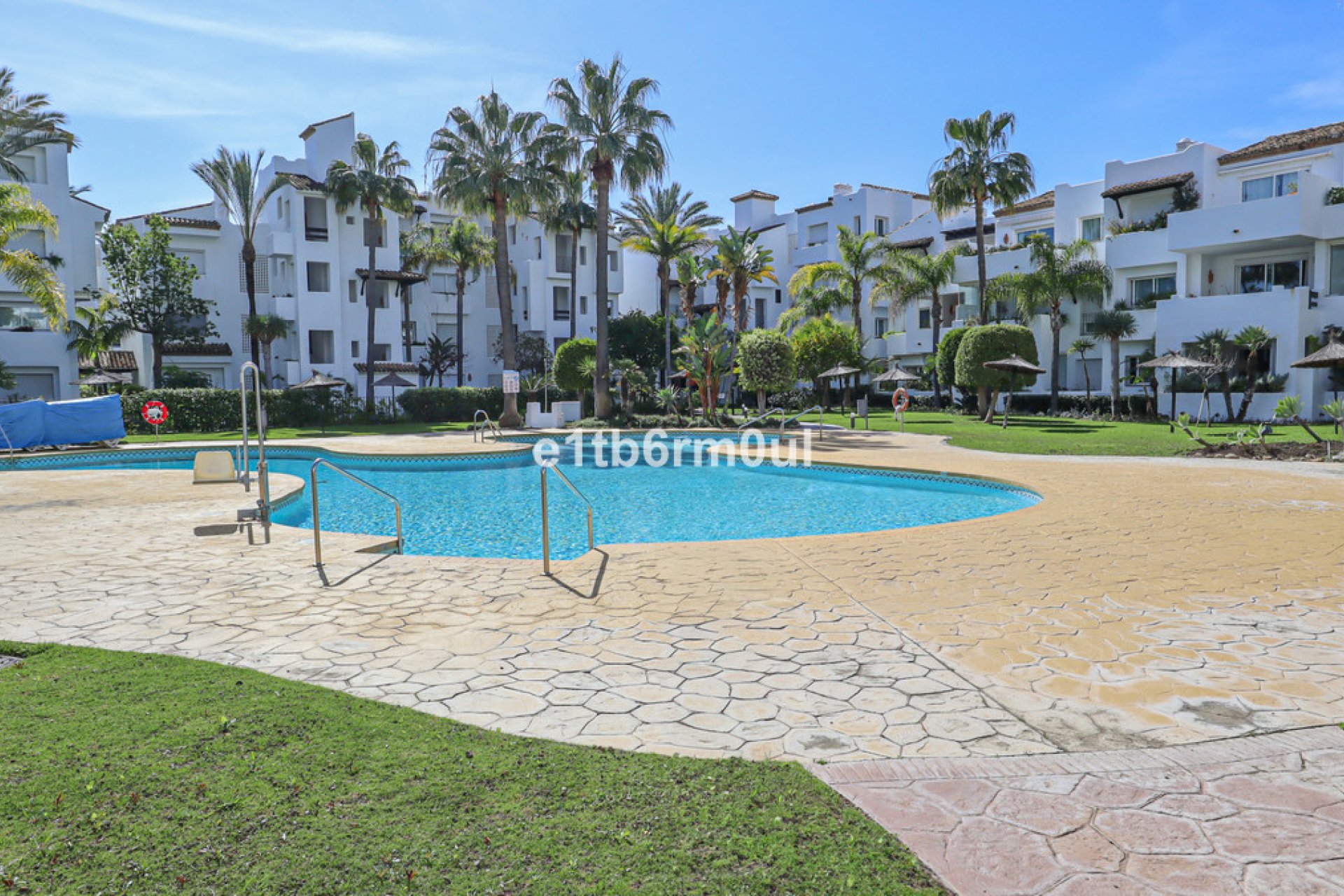 Resale - Apartment - Middle Floor Apartment - Estepona - Estepona Centro