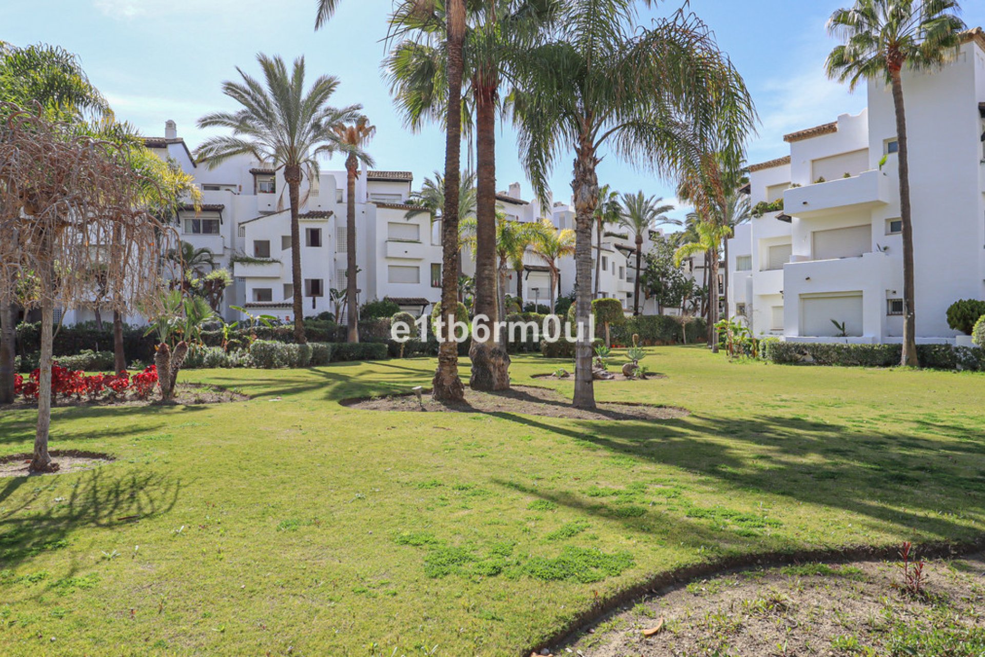 Resale - Apartment - Middle Floor Apartment - Estepona - Estepona Centro