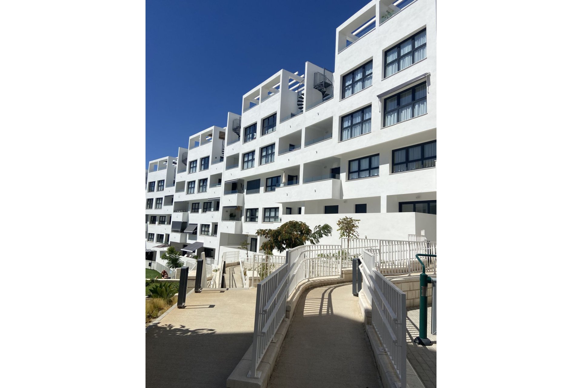 Resale - Apartment - Middle Floor Apartment - Estepona - Estepona Centro