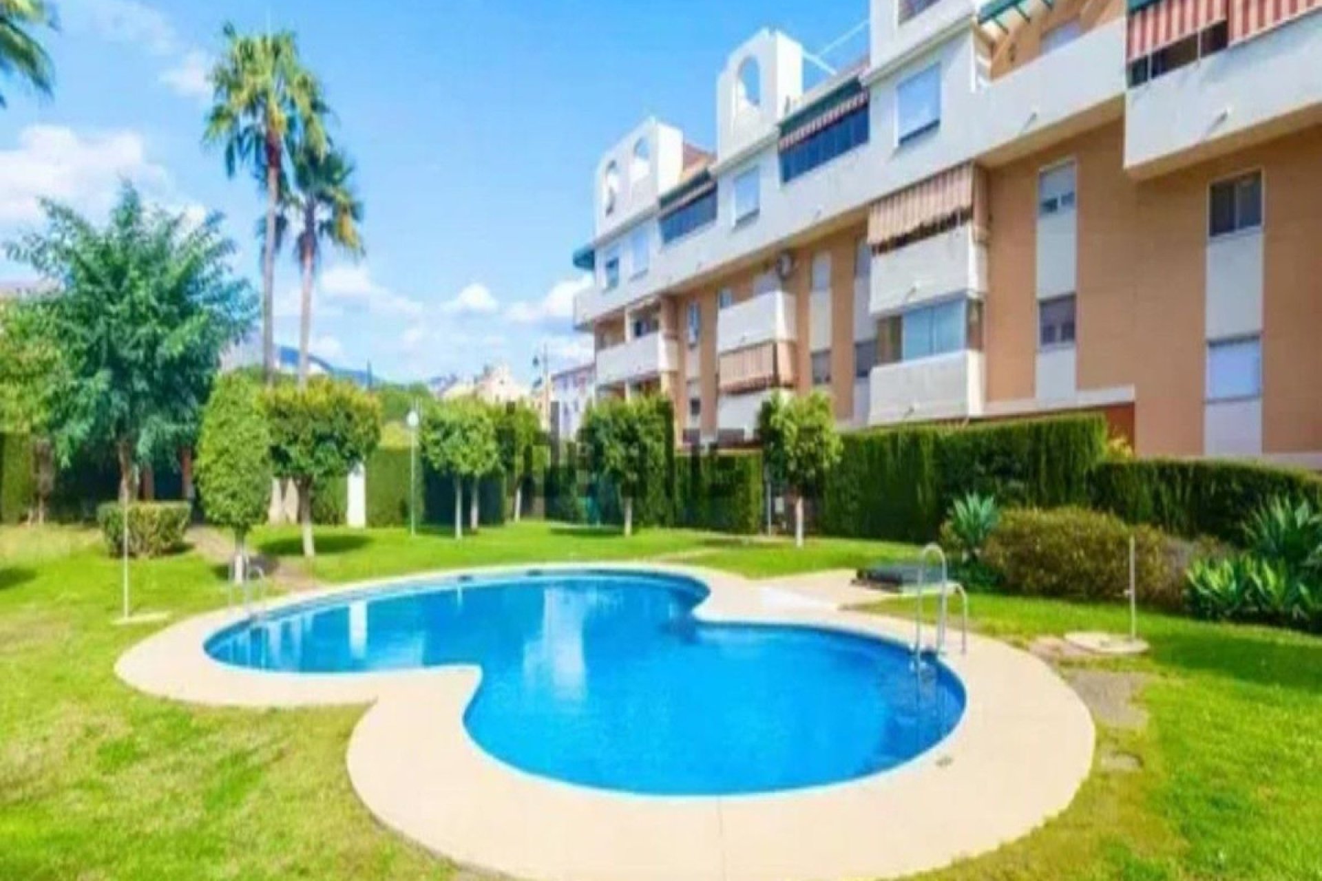 Resale - Apartment - Middle Floor Apartment - Estepona - Estepona Centro