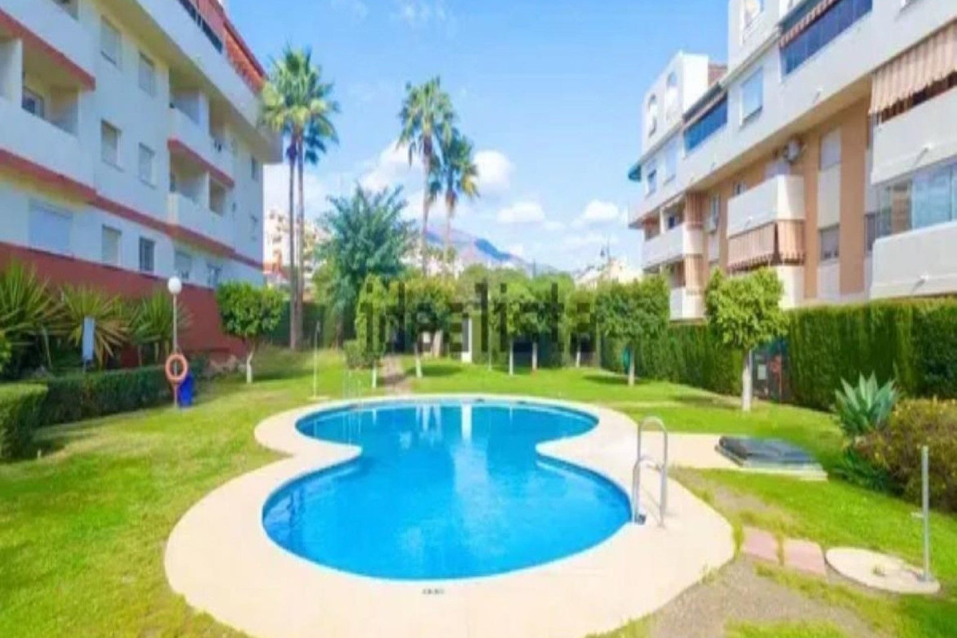 Resale - Apartment - Middle Floor Apartment - Estepona - Estepona Centro