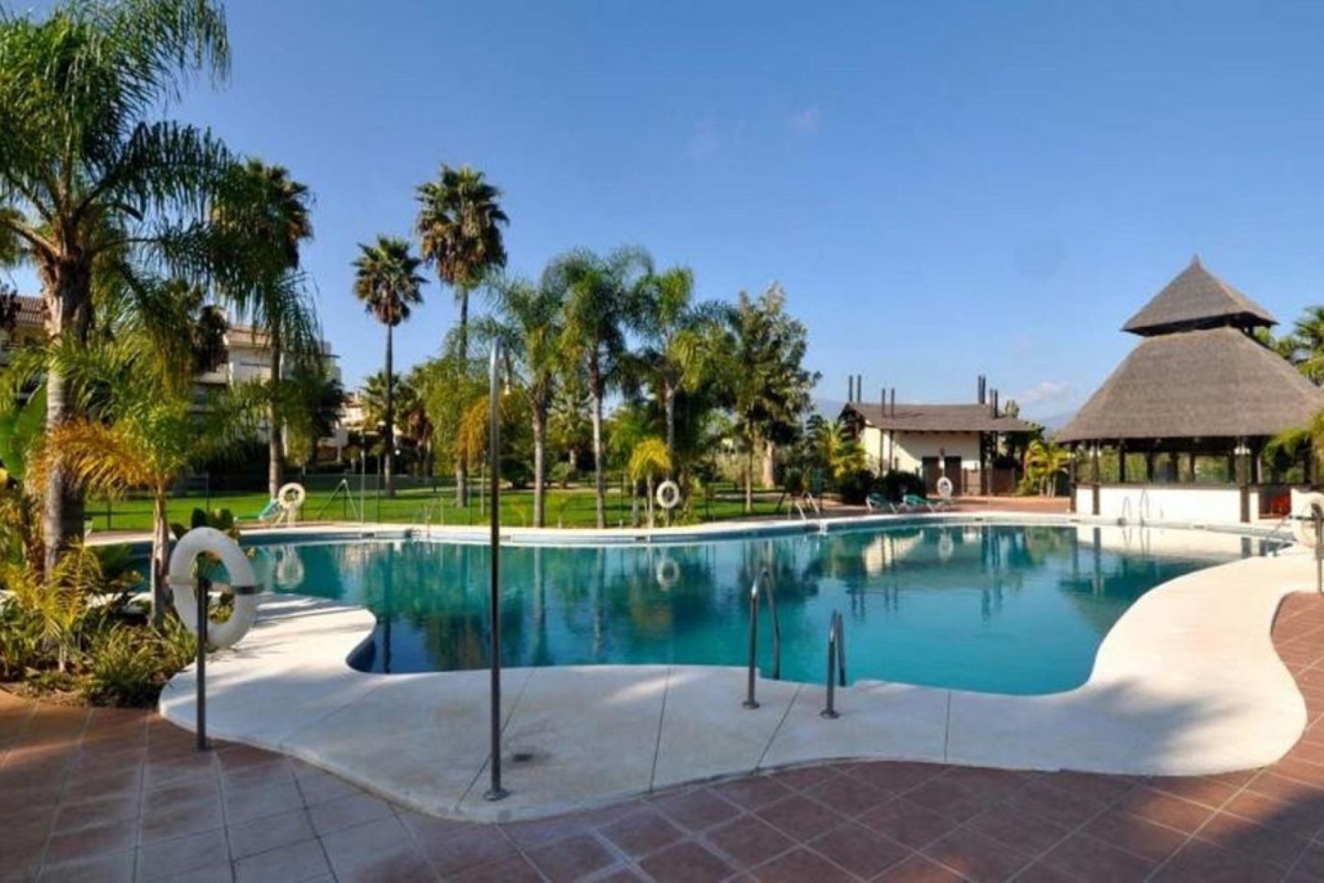 Resale - Apartment - Middle Floor Apartment - Estepona - Estepona Centro