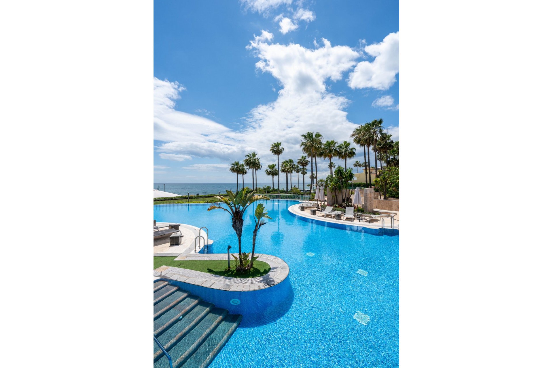 Resale - Apartment - Middle Floor Apartment - Estepona - Estepona Centro