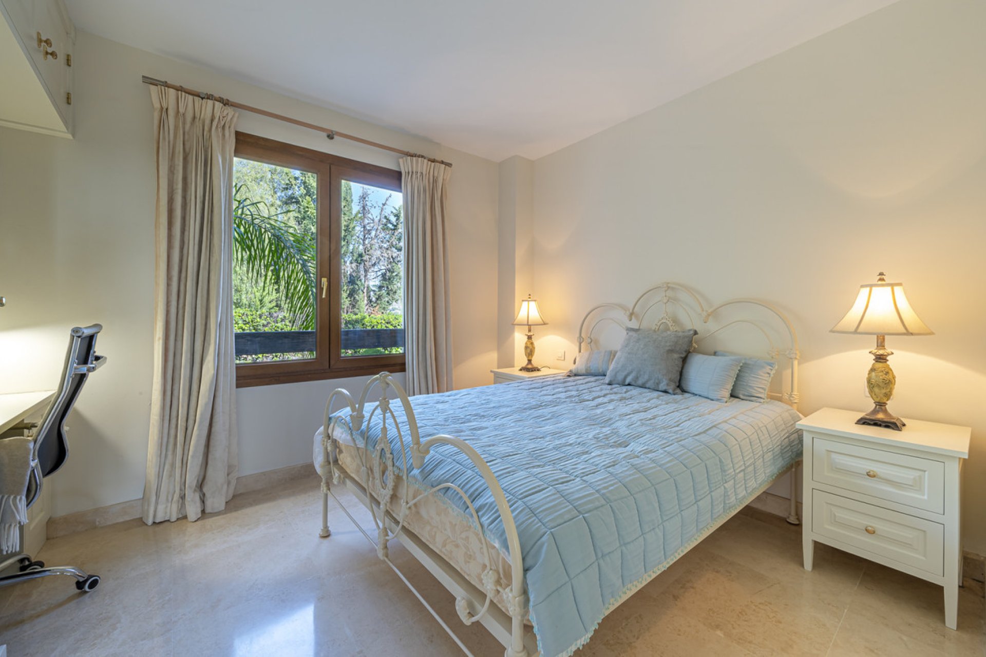 Resale - Apartment - Middle Floor Apartment - Estepona - Estepona Centro