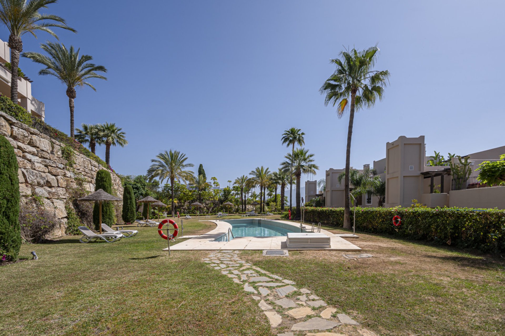 Resale - Apartment - Middle Floor Apartment - Estepona - Estepona Centro