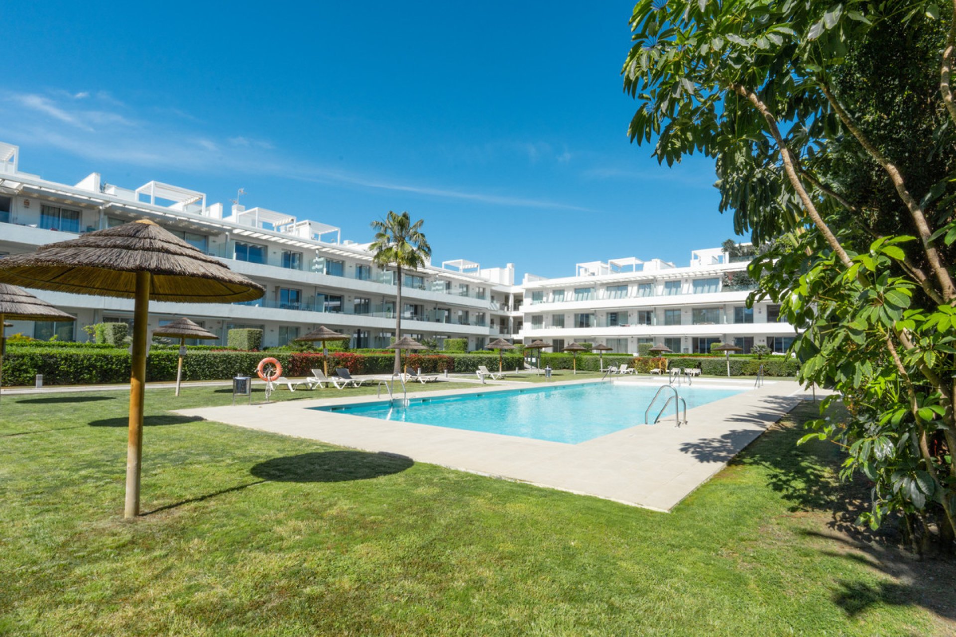 Resale - Apartment - Middle Floor Apartment - Estepona - Estepona Centro
