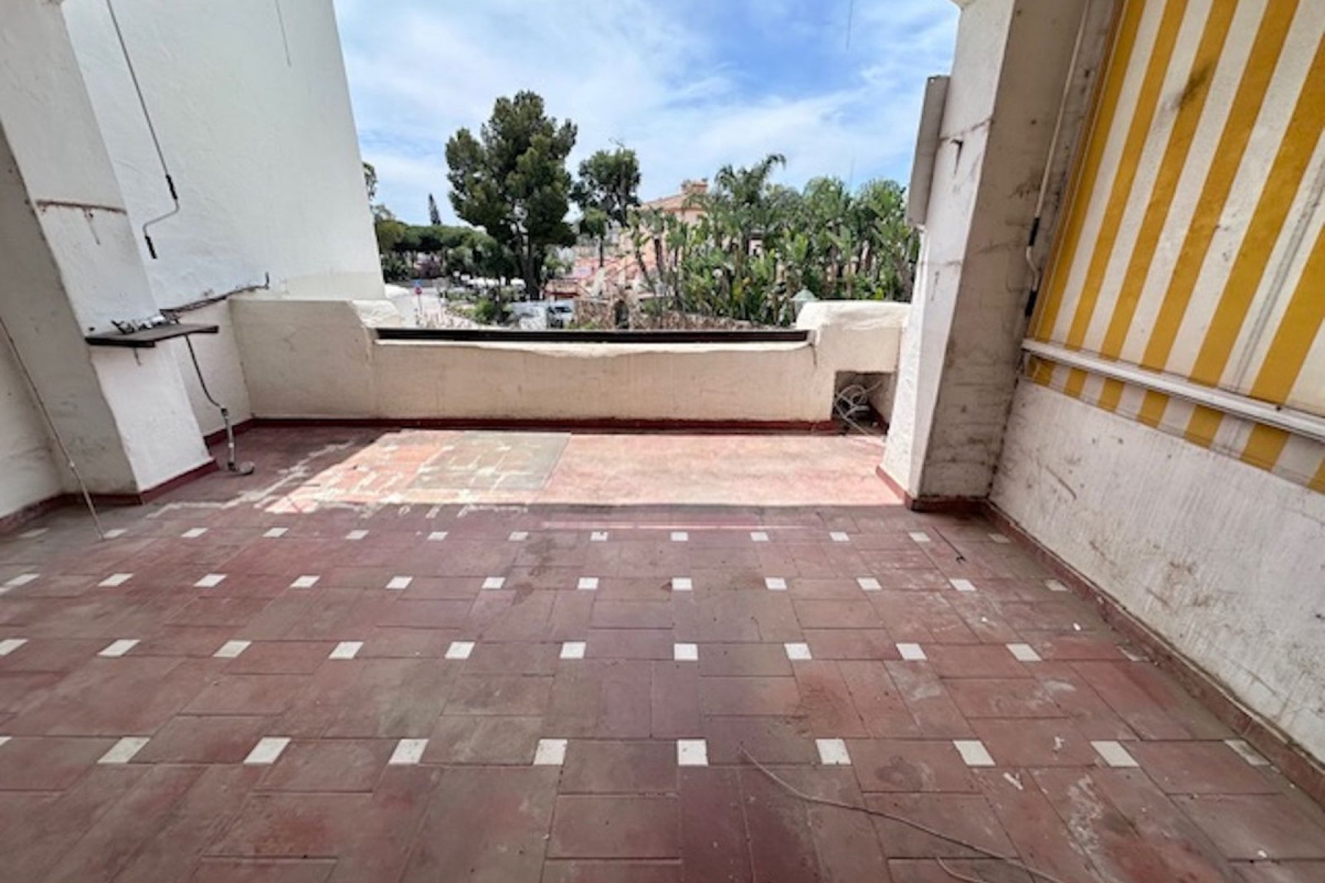 Resale - Apartment - Middle Floor Apartment - Estepona - Estepona Centro