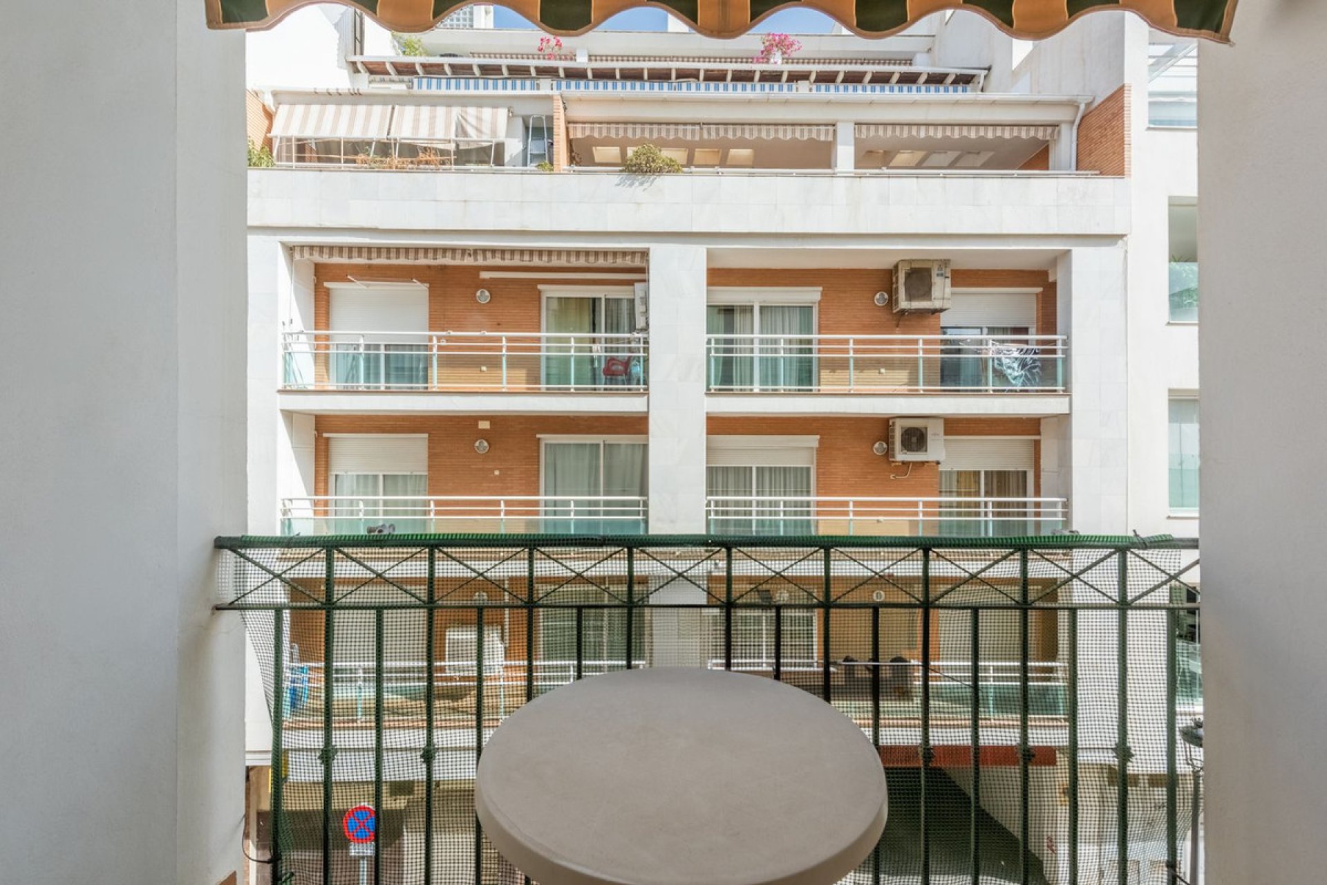 Resale - Apartment - Middle Floor Apartment - Estepona - Estepona Centro