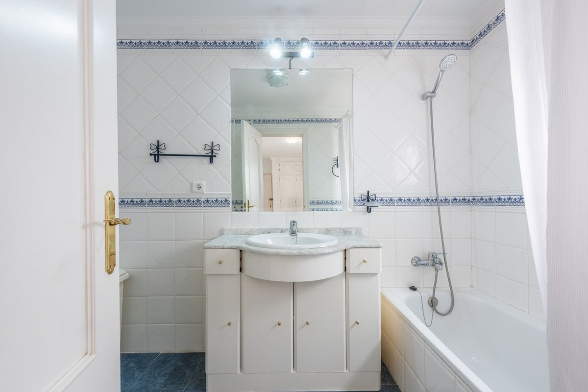 Resale - Apartment - Middle Floor Apartment - Estepona - Estepona Centro