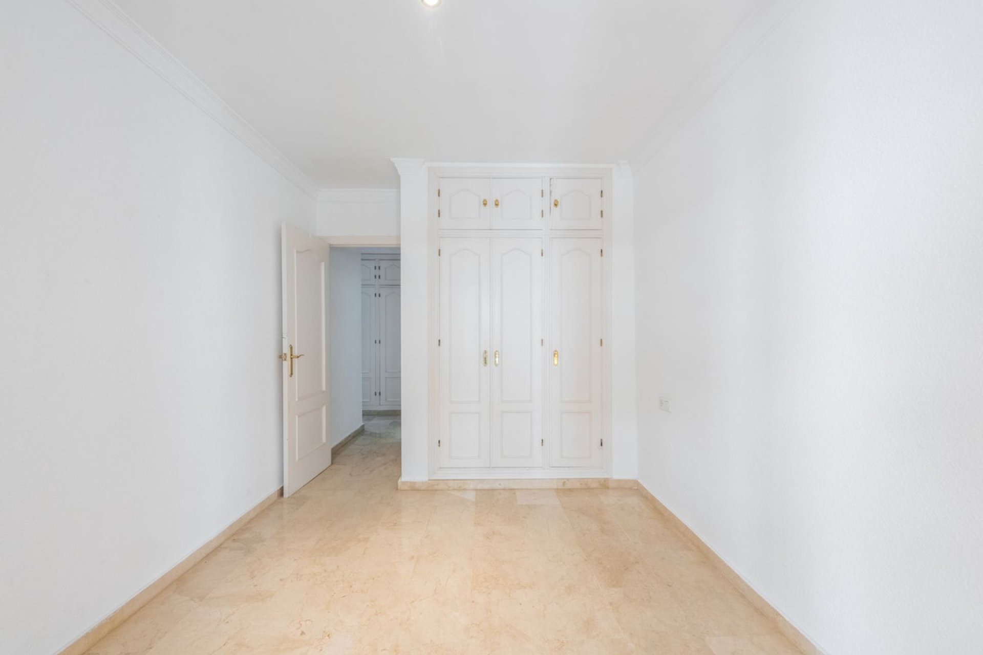 Resale - Apartment - Middle Floor Apartment - Estepona - Estepona Centro