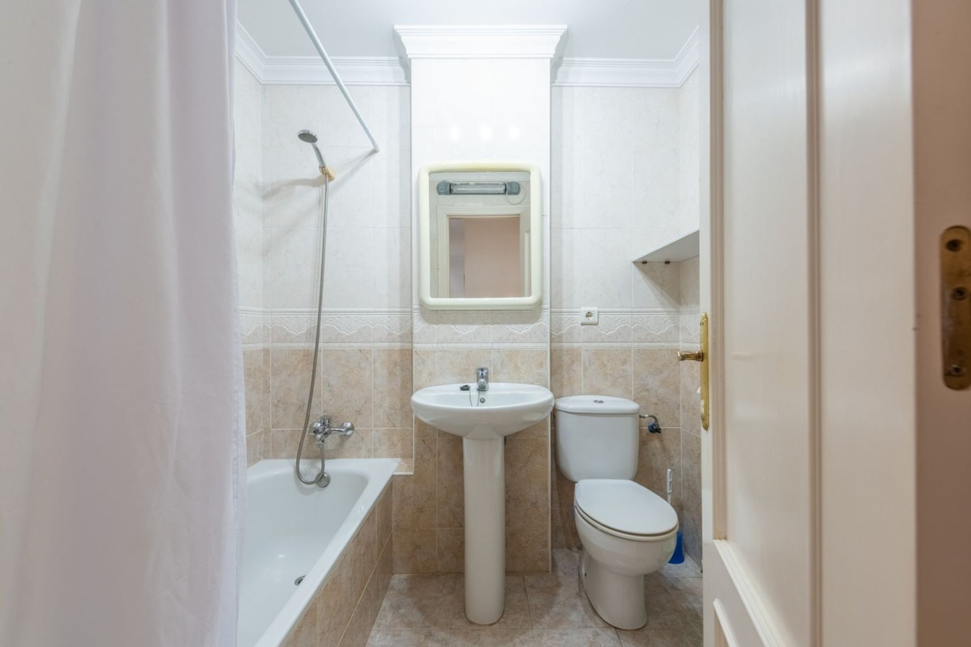 Resale - Apartment - Middle Floor Apartment - Estepona - Estepona Centro