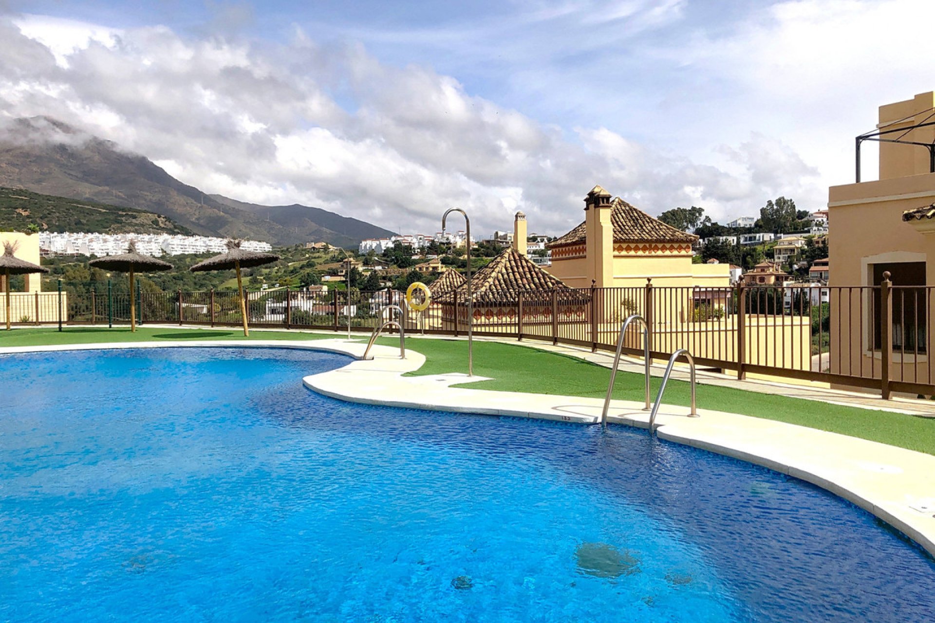 Resale - Apartment - Middle Floor Apartment - Estepona - Estepona Centro