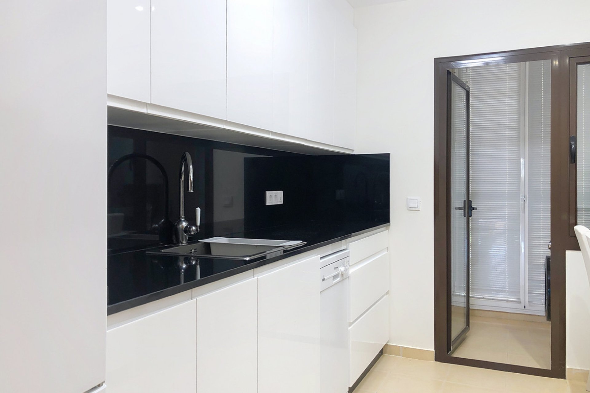 Resale - Apartment - Middle Floor Apartment - Estepona - Estepona Centro