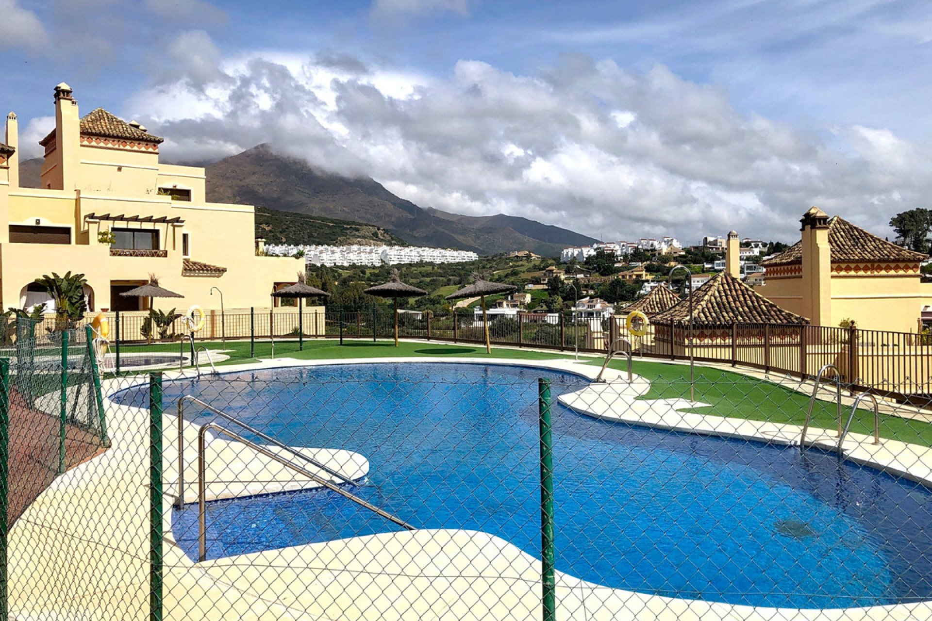 Resale - Apartment - Middle Floor Apartment - Estepona - Estepona Centro